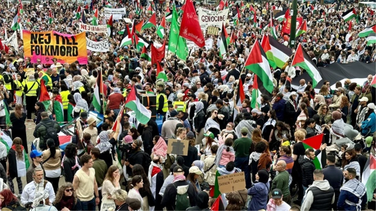 İsveç'te on binlerce kişi İsrail'i protesto etti
