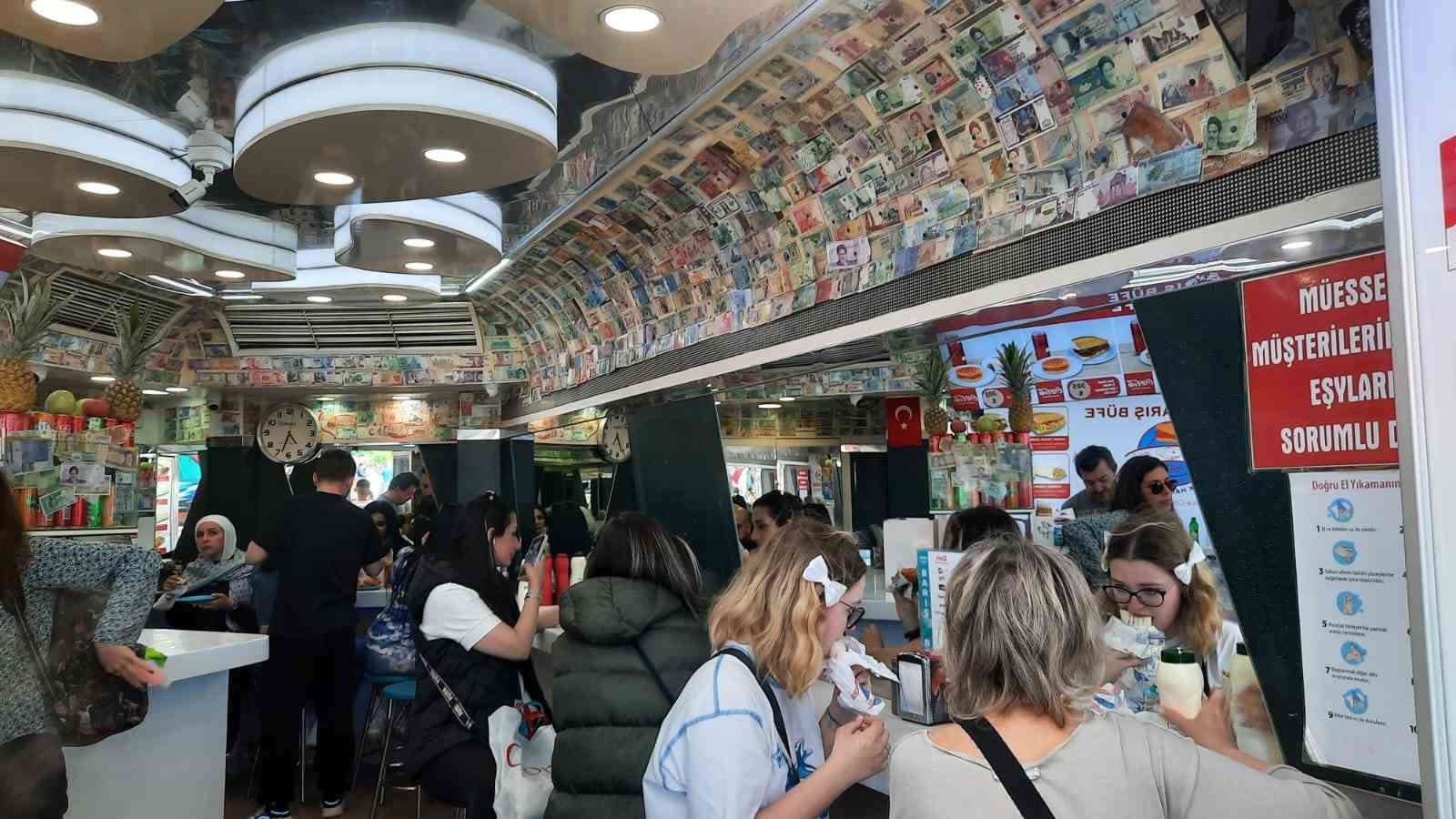 Turistlerin Taksim’de başlatmış olduğu para takma geleneği uzun yıllardır devam ediyor
