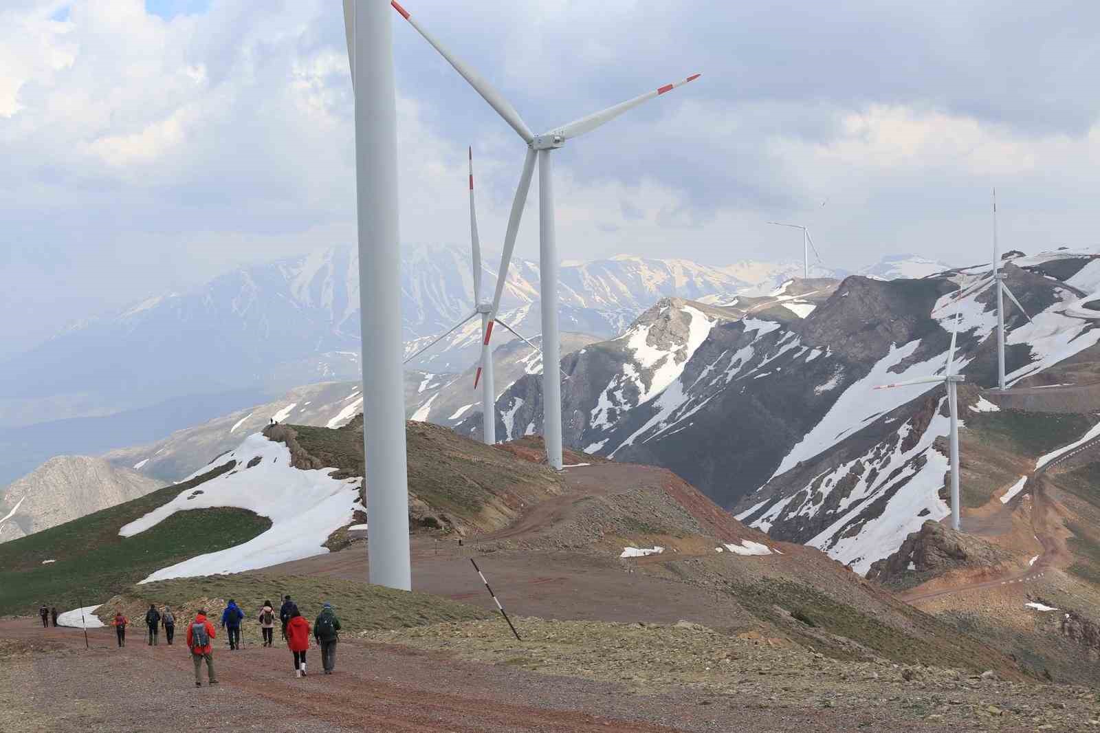 Dağcılar yenilenebilir enerjiye dikkat çekmek için tırmandı