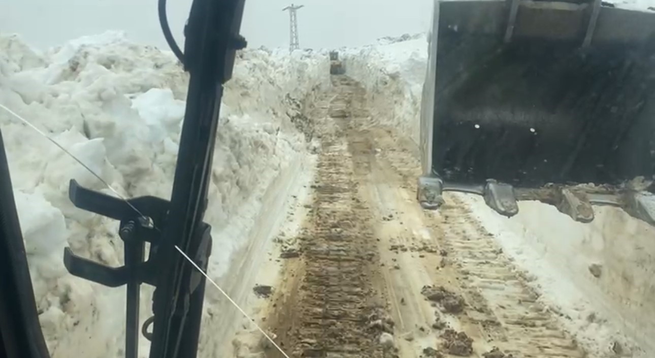 Mayıs ayında 5 metreyi bulan karda yol açma çalışması sürüyor