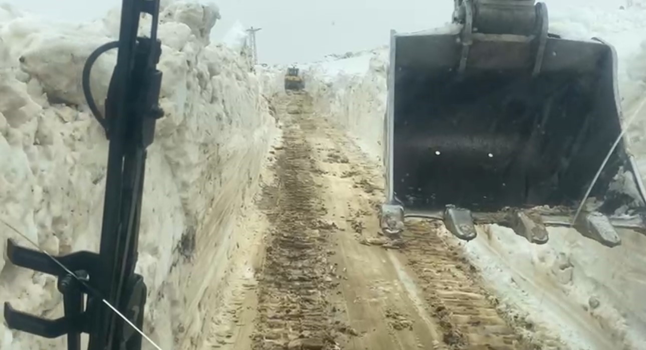 Mayıs ayında 5 metreyi bulan karda yol açma çalışması sürüyor