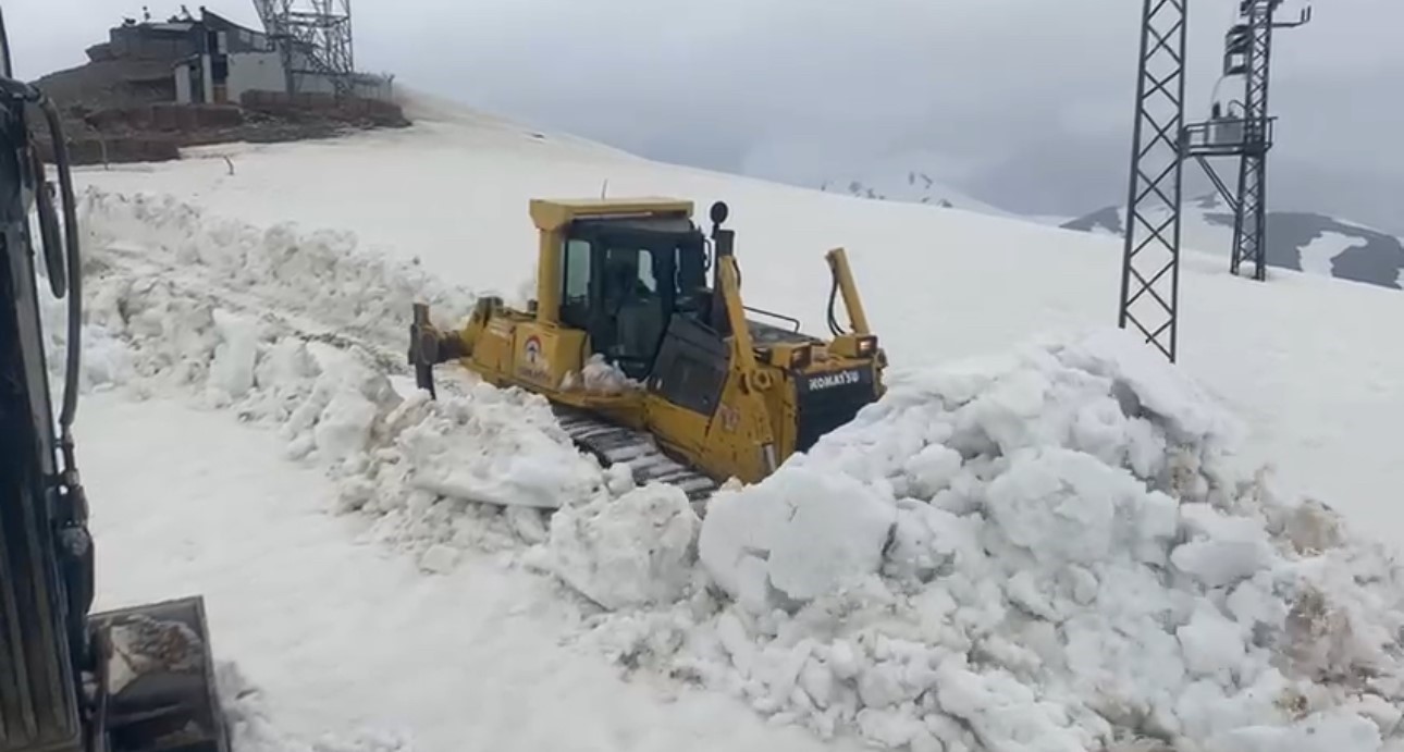 Mayıs ayında 5 metreyi bulan karda yol açma çalışması sürüyor