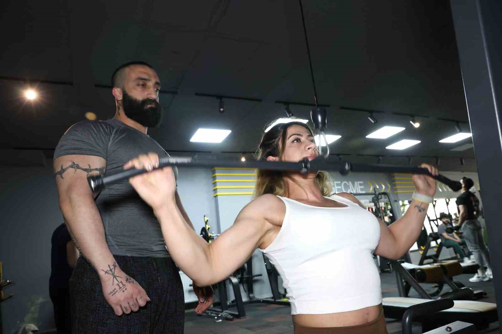 Fitness sporcusu sağlık çalışanı kadının başarı hikayesi görenleri hayran bıraktı