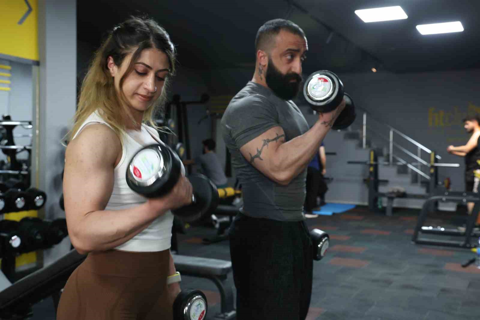 Fitness sporcusu sağlık çalışanı kadının başarı hikayesi görenleri hayran bıraktı