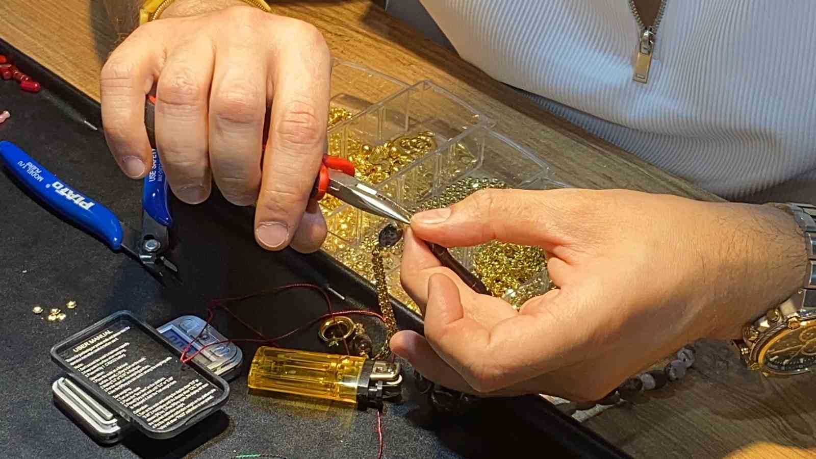 Türkiye’de sadece Elazığ’da çıkarılan vişne mermerinden yapılan tespihler 85 bin liradan alıcı buluyor