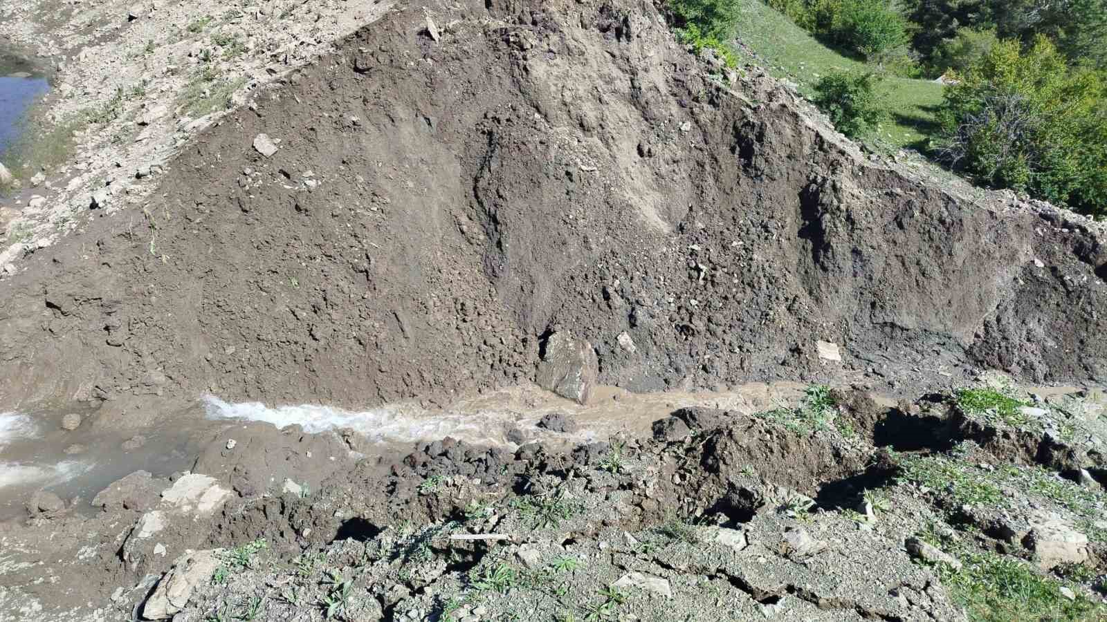 Oltu’da gölet taştı, bahçe ve araziler sular altında kaldı