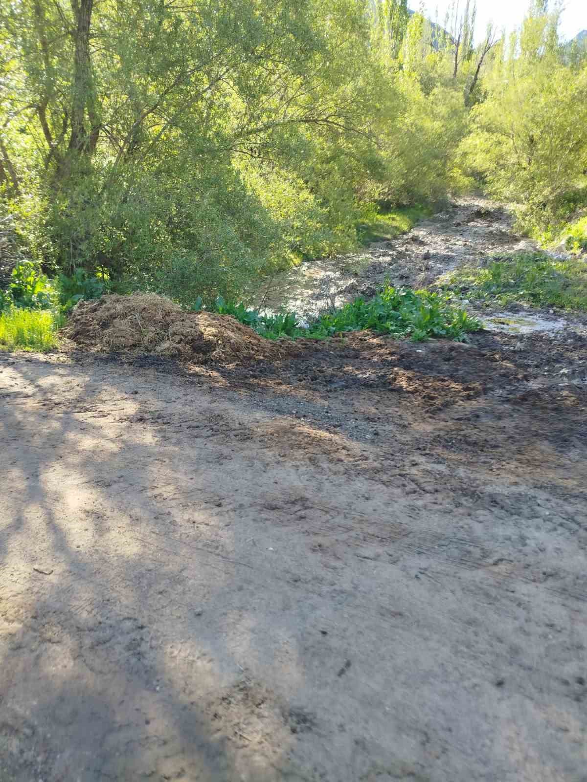 Oltu’da gölet taştı, bahçe ve araziler sular altında kaldı