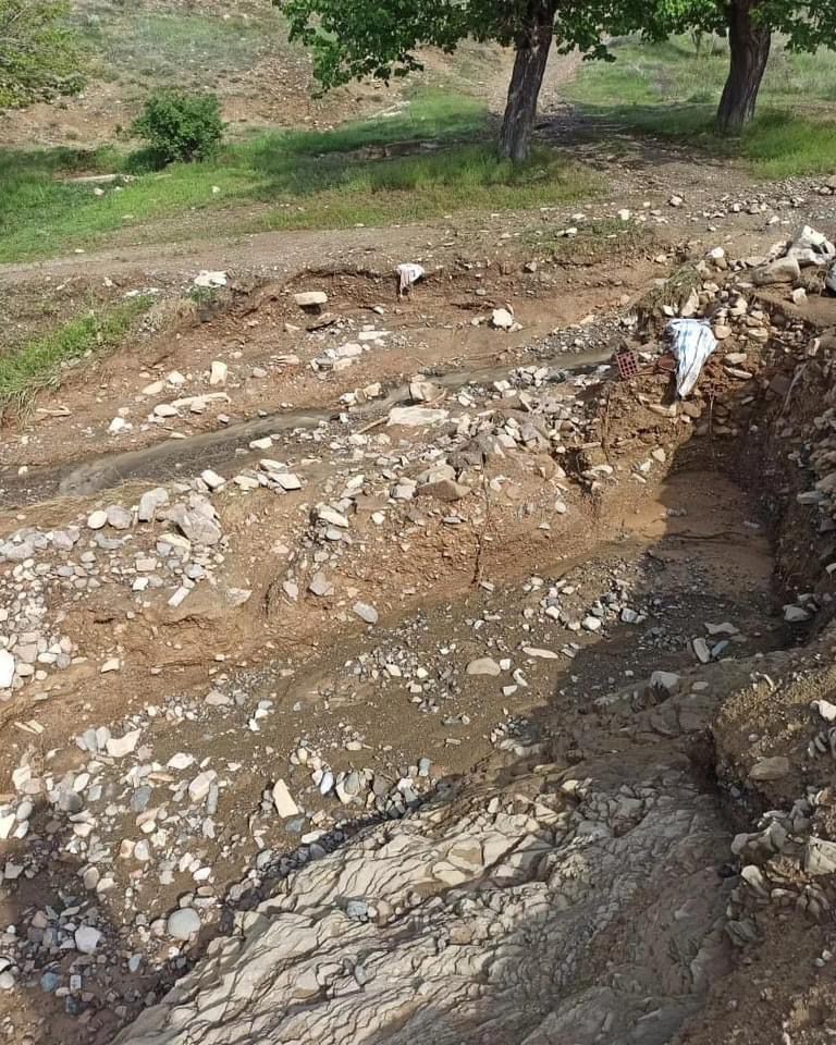 Sağanak sonrası köy yolu çöktü