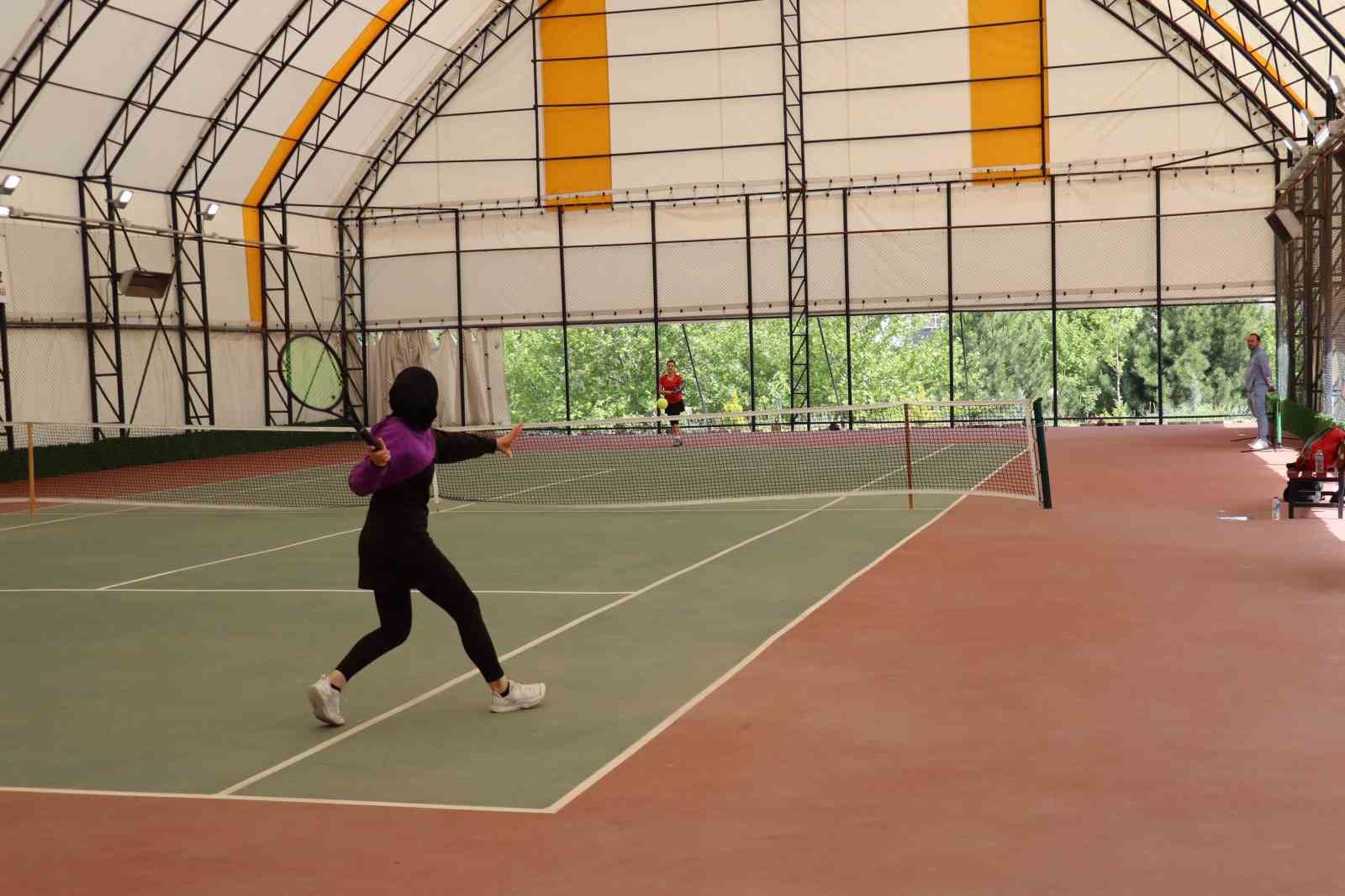 Tenis turnuvasında derece girenlere ödülleri verildi