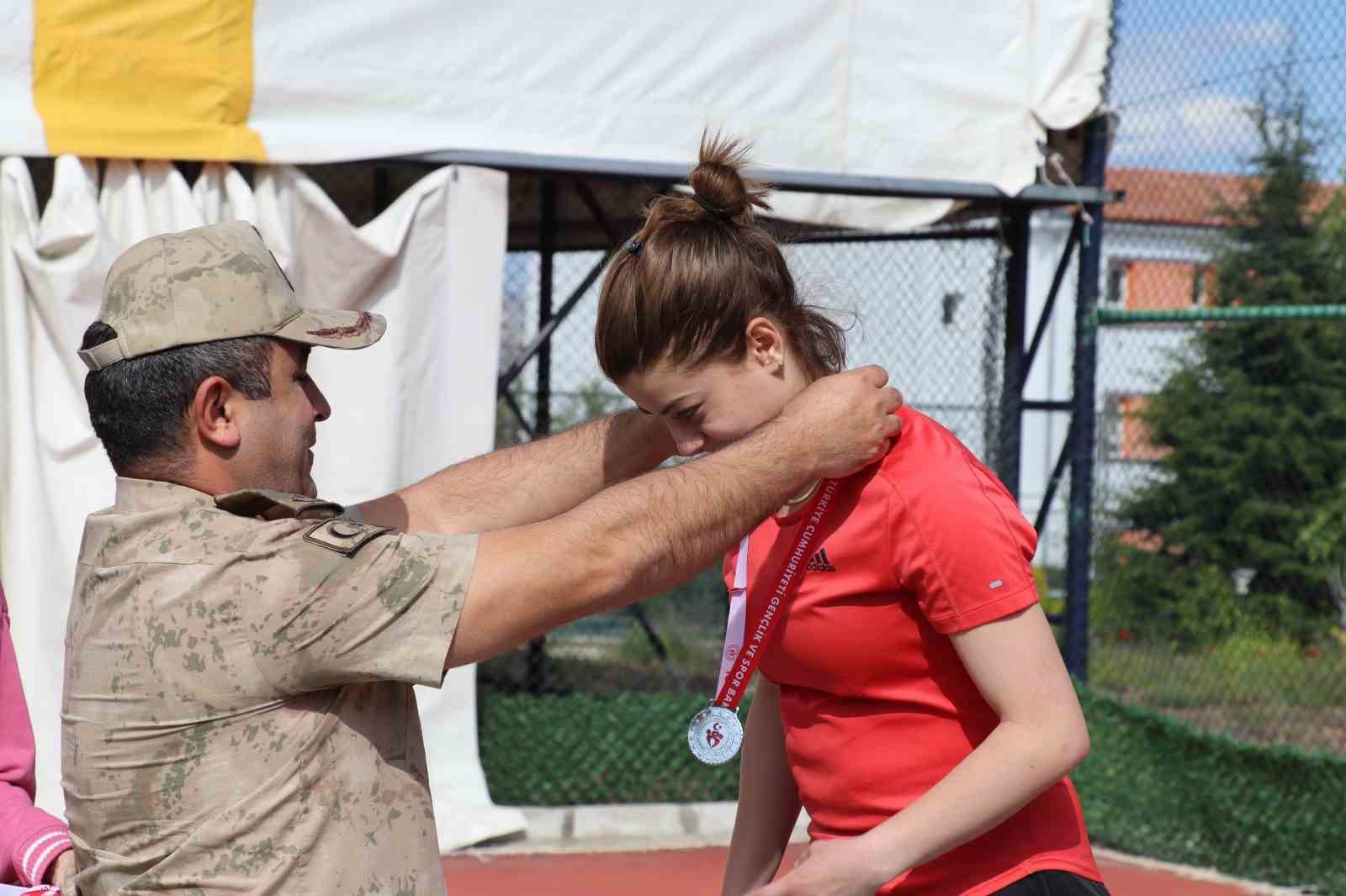 Tenis turnuvasında derece girenlere ödülleri verildi