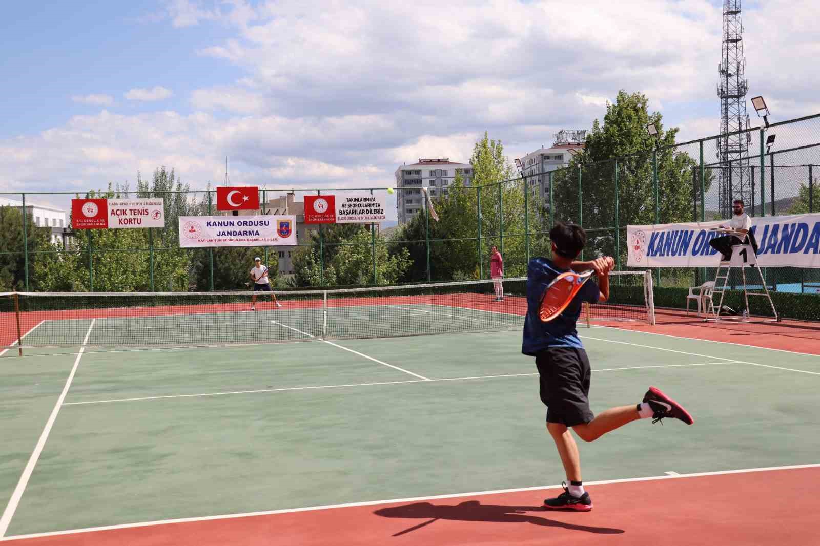 Tenis turnuvasında derece girenlere ödülleri verildi
