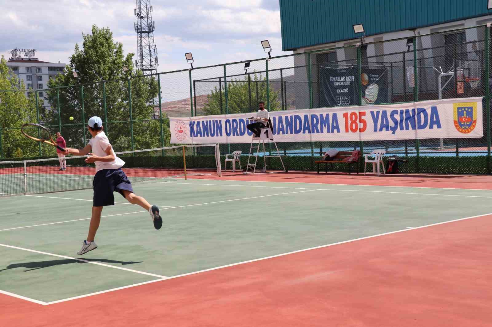 Tenis turnuvasında derece girenlere ödülleri verildi