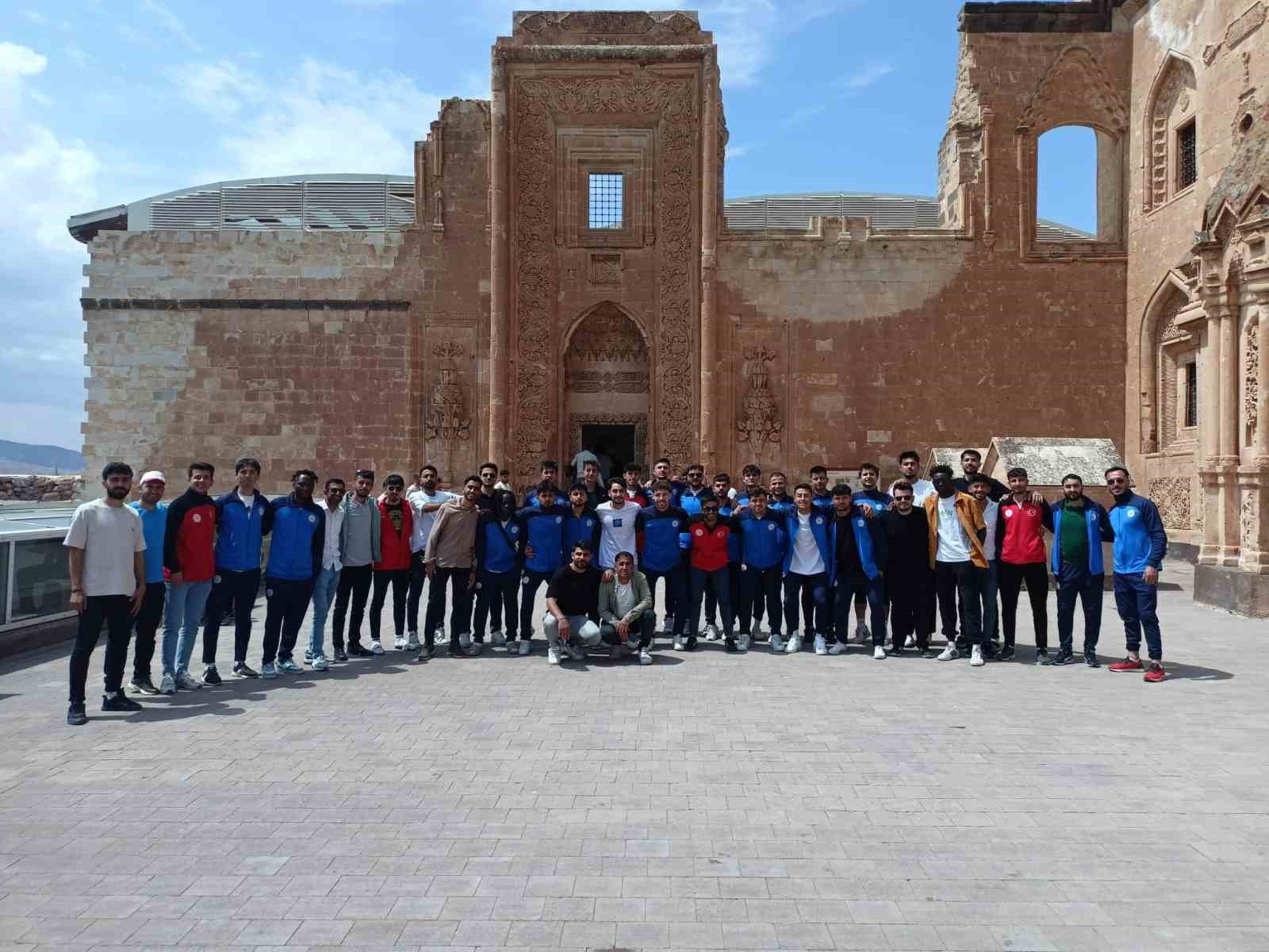 Misafir sporcu öğrenciler, İshak Paşa Sarayı’nda tarihe yolculuk yaptı
