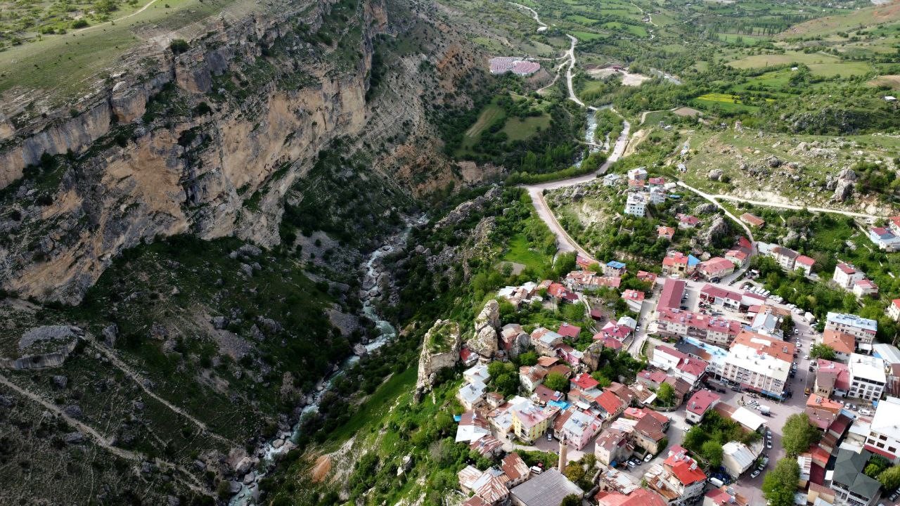 Çıkılması zor olan kayaların zirvesindeki tarihi oyuklar dron ile ilk kez görüntülendi