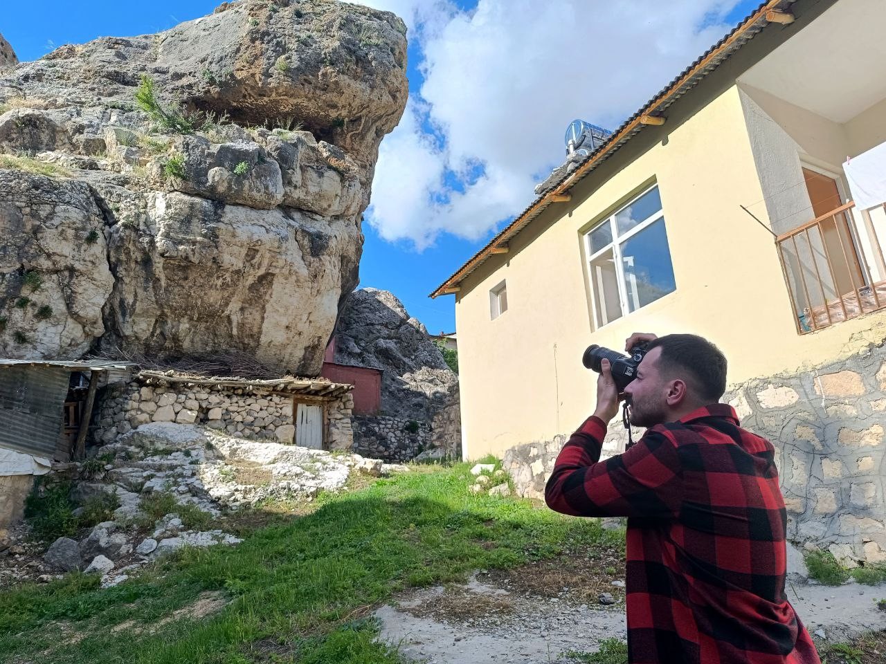 Çıkılması zor olan kayaların zirvesindeki tarihi oyuklar dron ile ilk kez görüntülendi