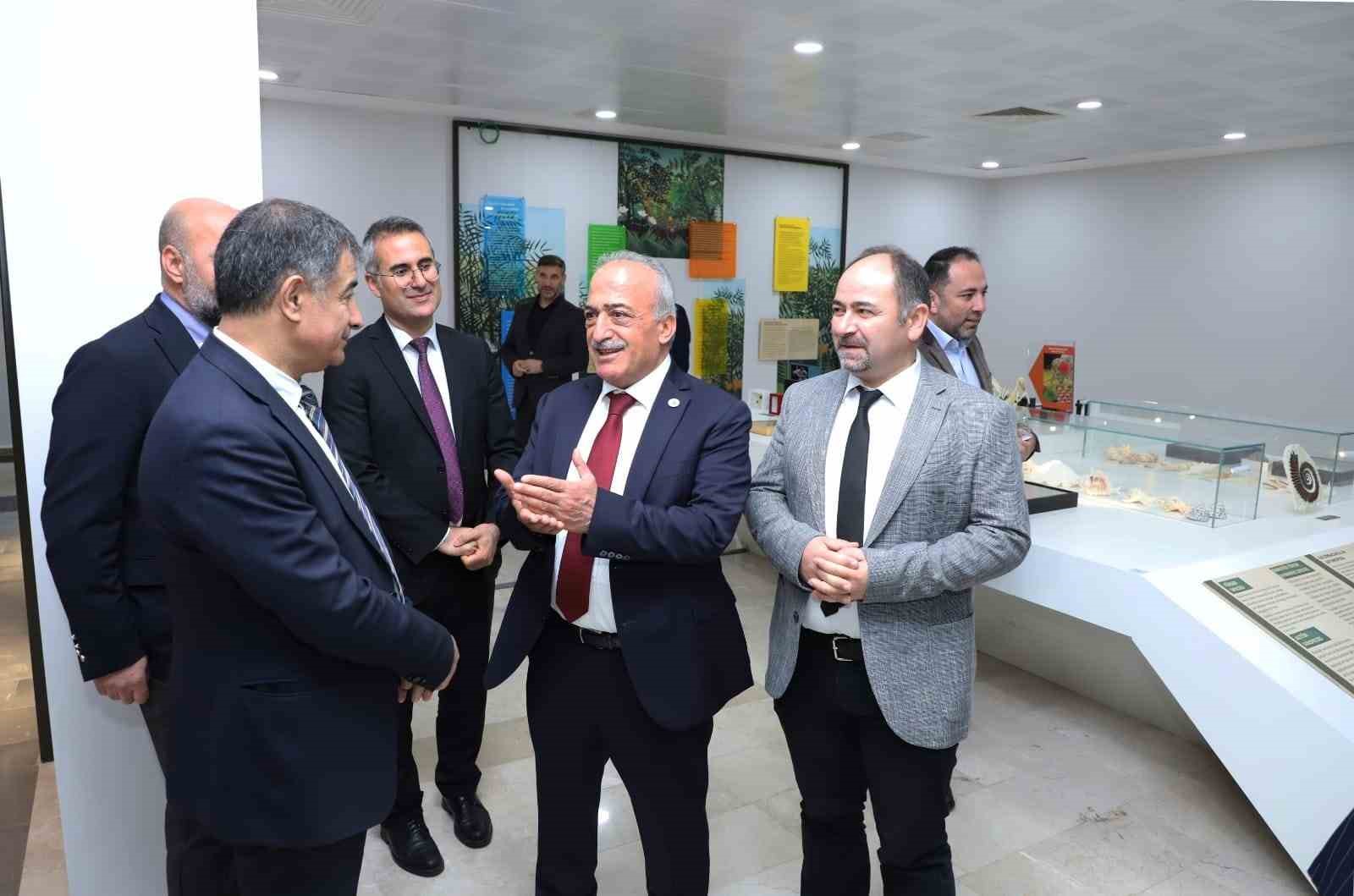 Bu müzede 250 bin böcek ve 20 bin kurutulmuş bitki örneği sergileniyor