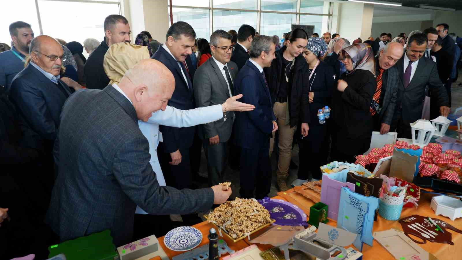 Psikiyatri hastalarından el sanatı sergisi