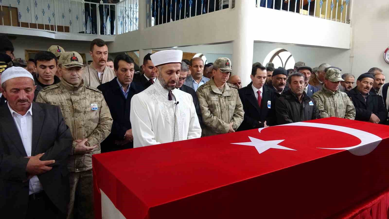 Yıldırım düşmesi sonucu şehit olan güvenlik korucusu gözyaşları arasında toprağa verildi
