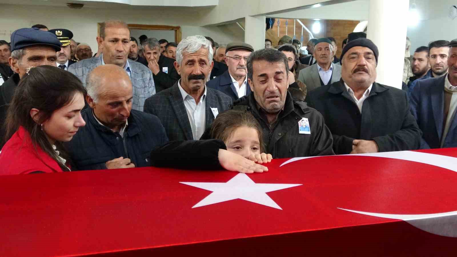 Yıldırım düşmesi sonucu şehit olan güvenlik korucusu gözyaşları arasında toprağa verildi