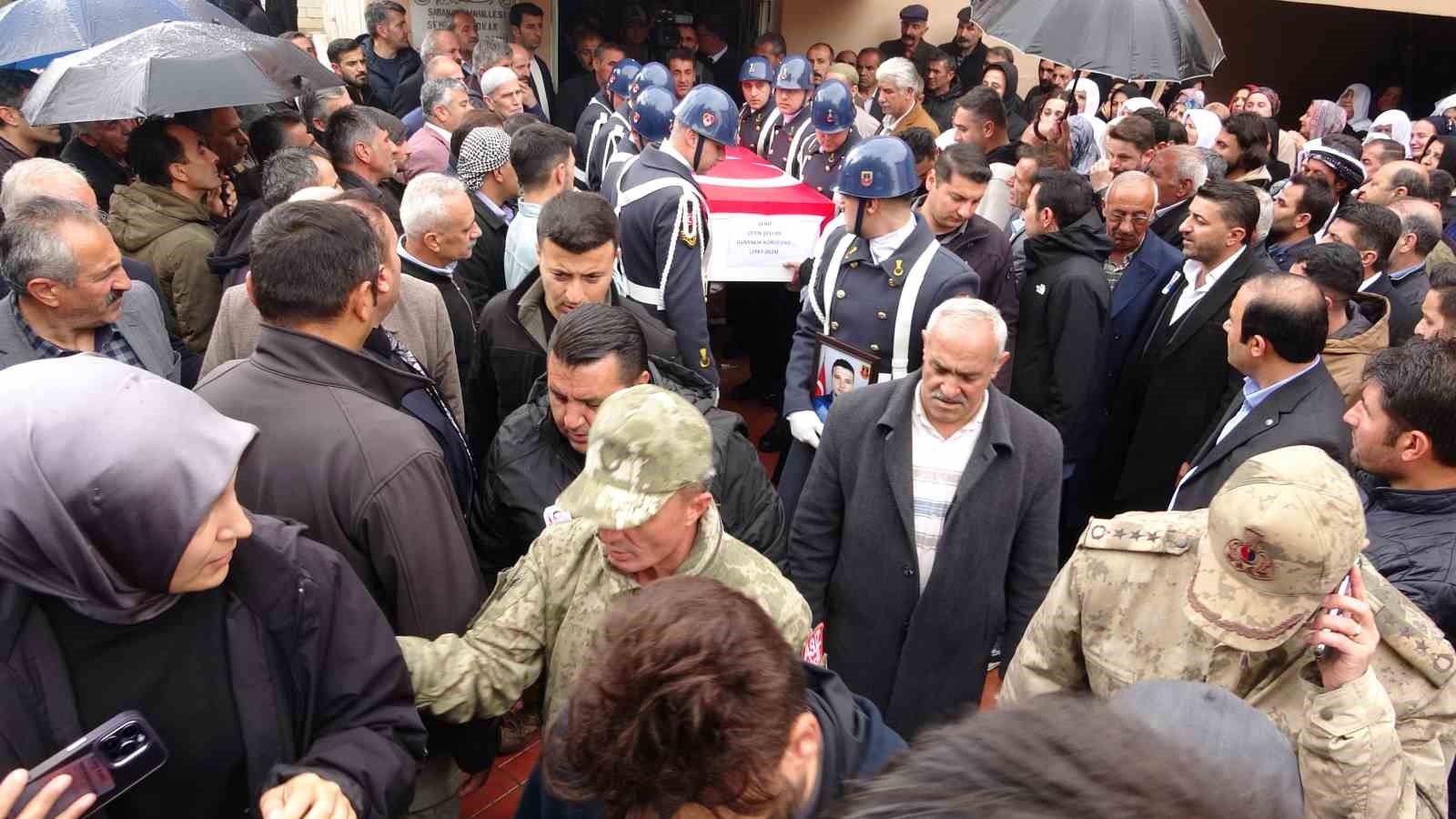 Yıldırım düşmesi sonucu şehit olan güvenlik korucusu gözyaşları arasında toprağa verildi