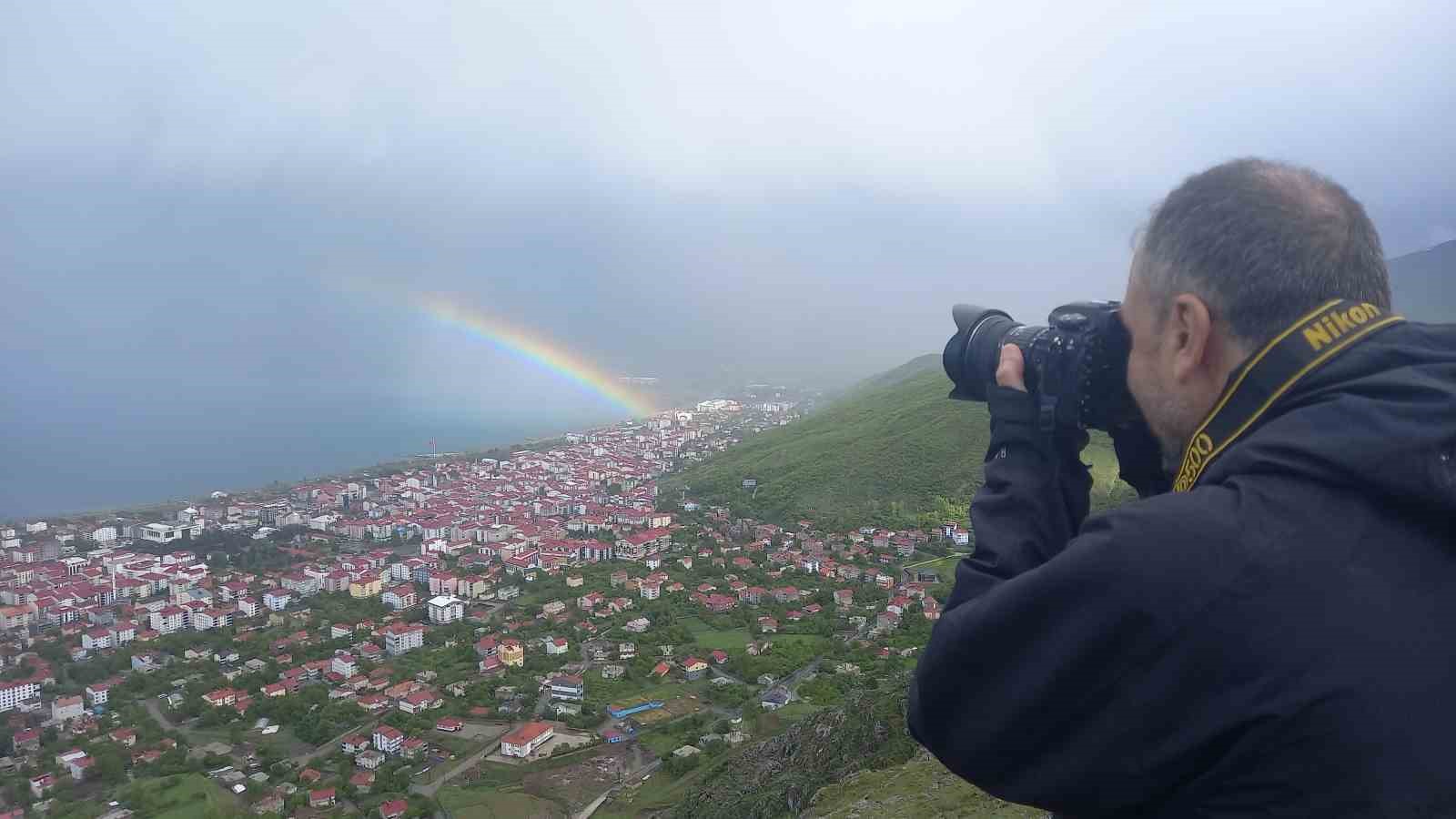 Yağmur ve dolu altında saatlerce “gökkuşağını” beklediler