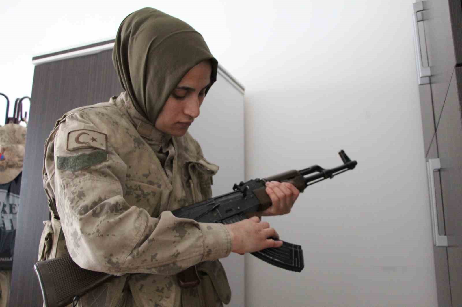 Gündüz evde anne, akşam vatan nöbetinde