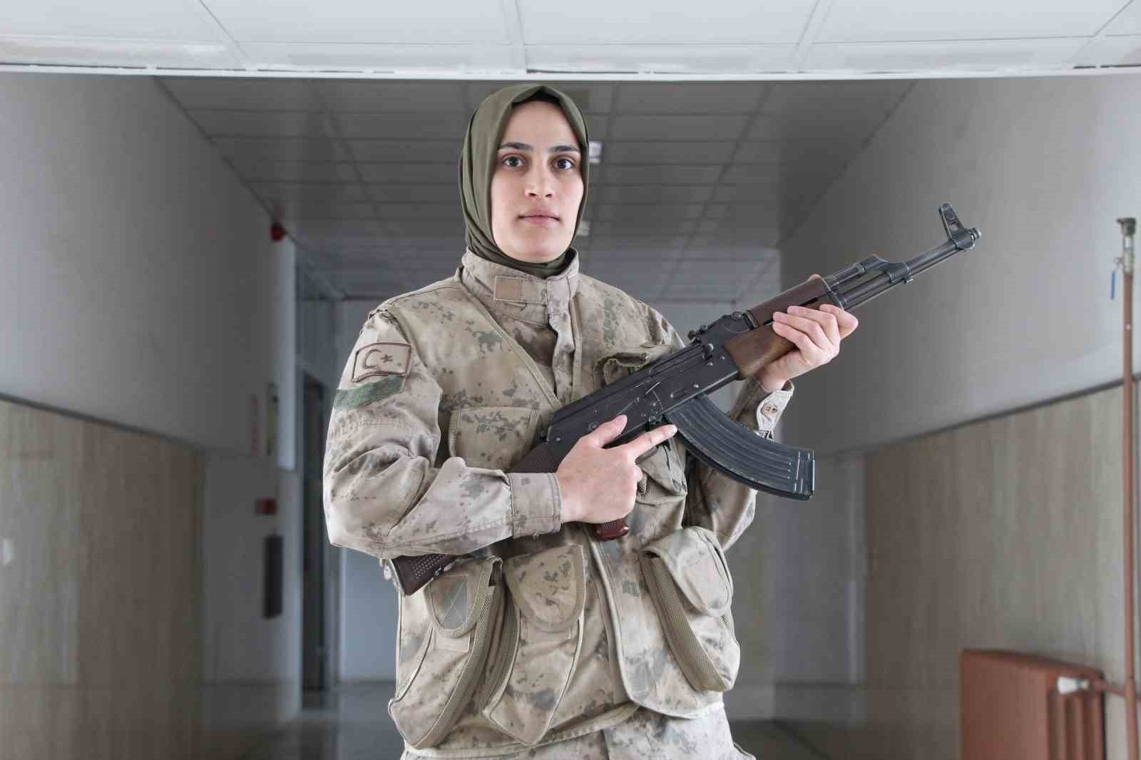 Gündüz evde anne, akşam vatan nöbetinde