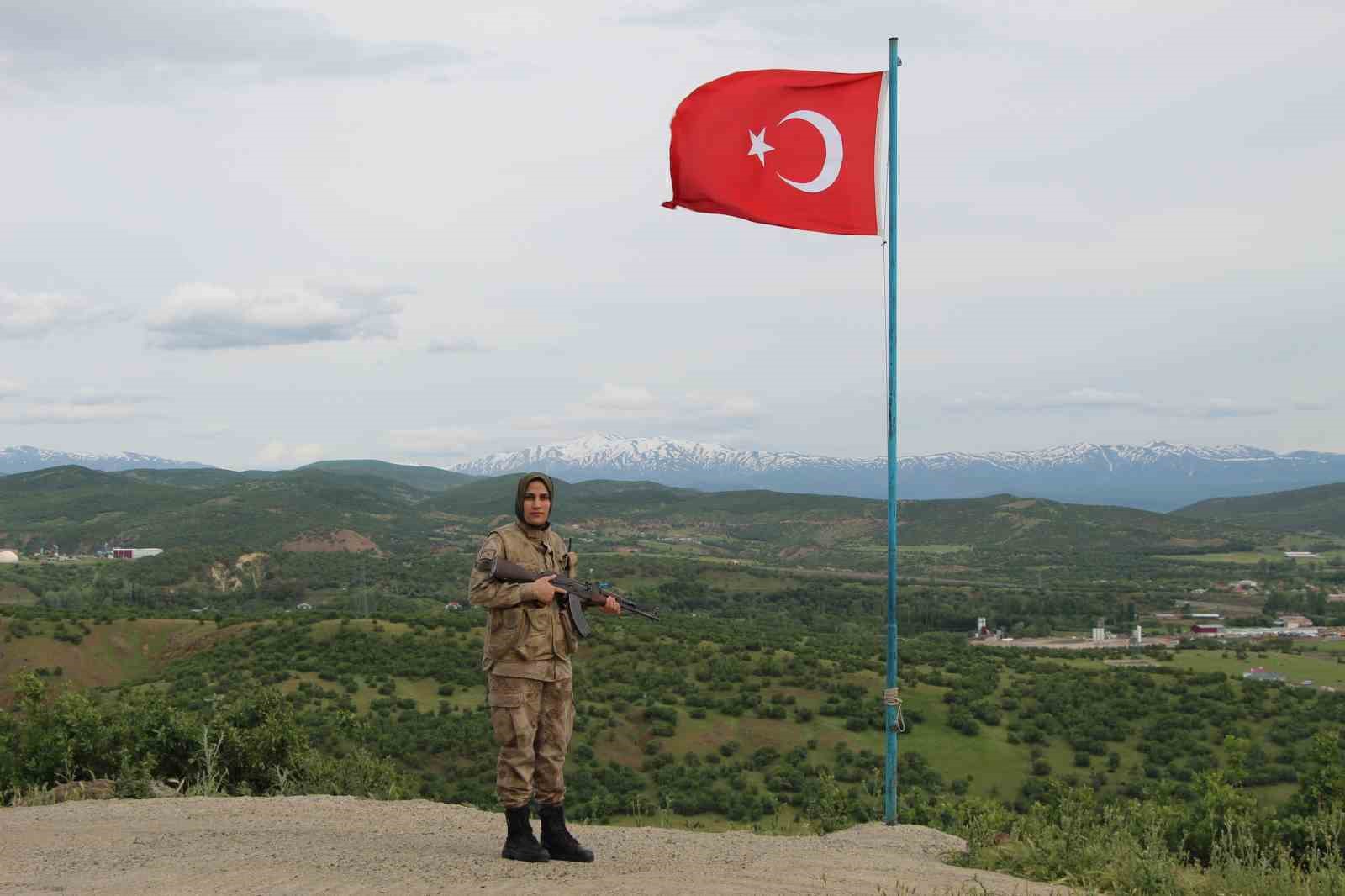 Gündüz evde anne, akşam vatan nöbetinde