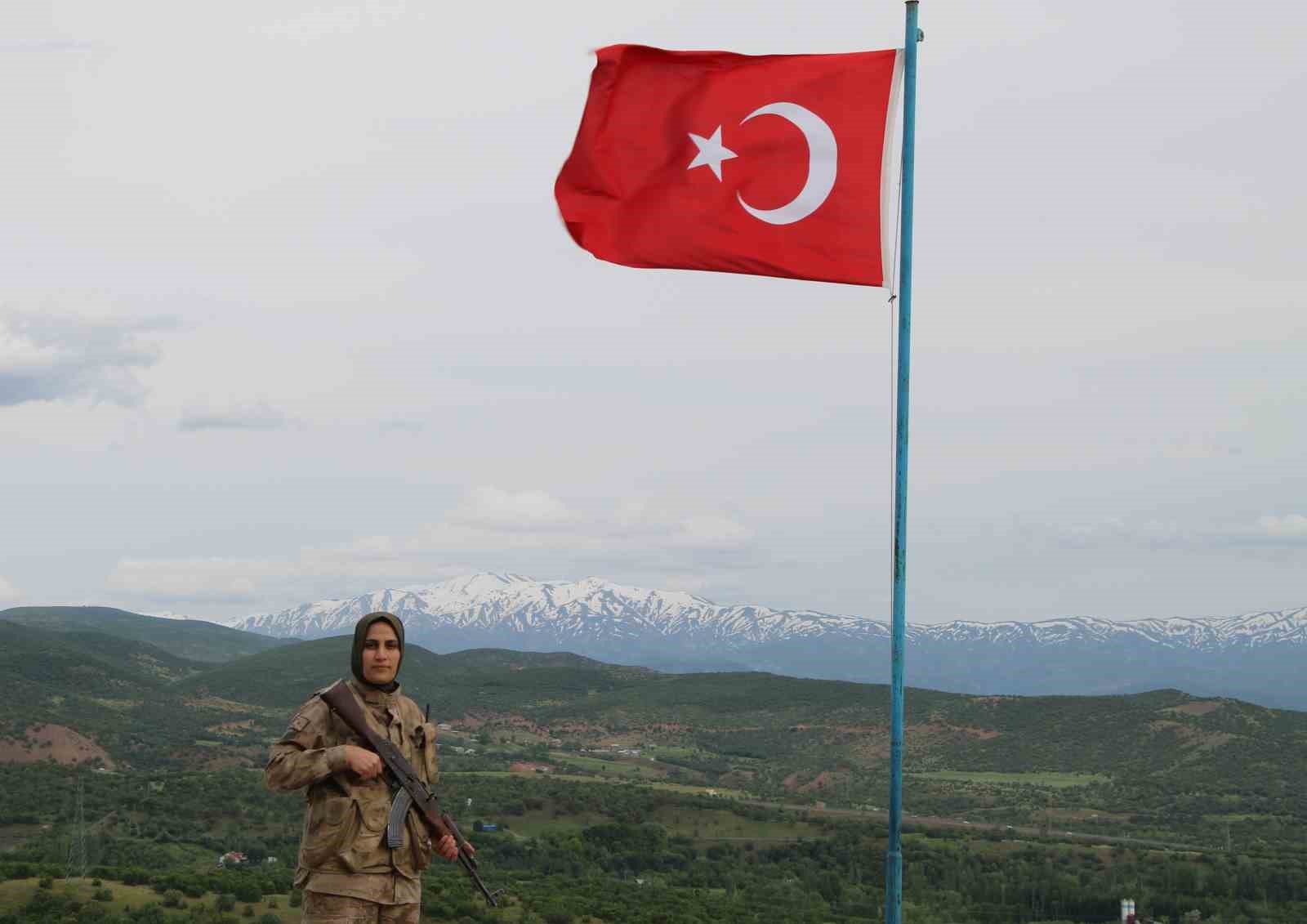 Gündüz evde anne, akşam vatan nöbetinde