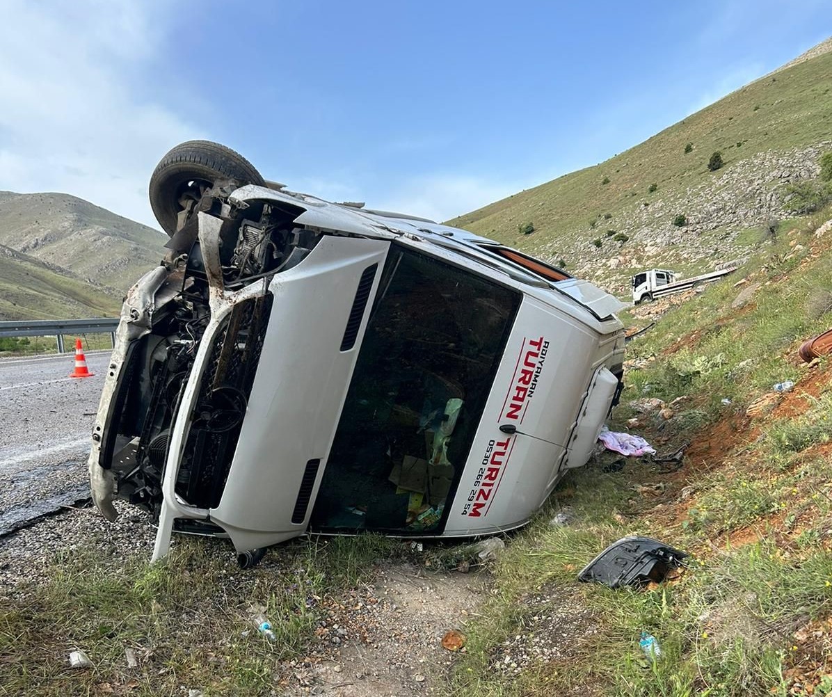 Yolcu minibüsü devrildi: 12 yaralı