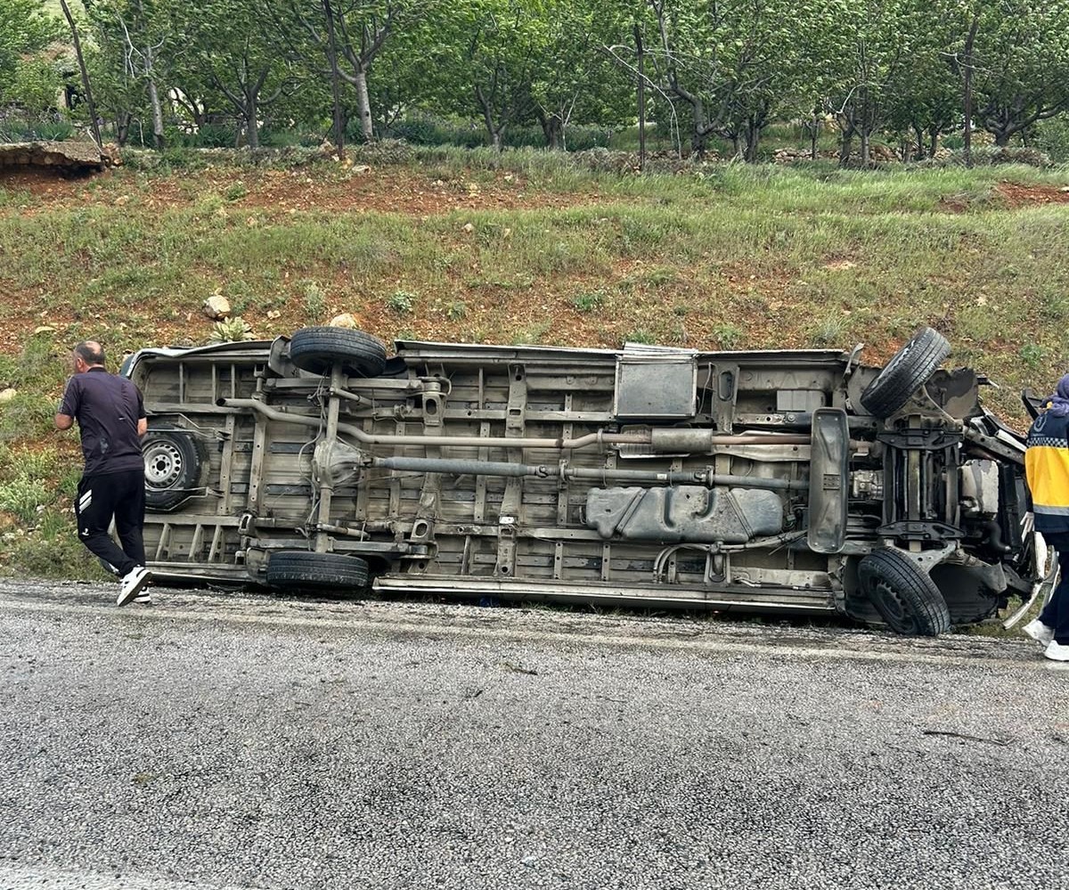 Yolcu minibüsü devrildi: 12 yaralı