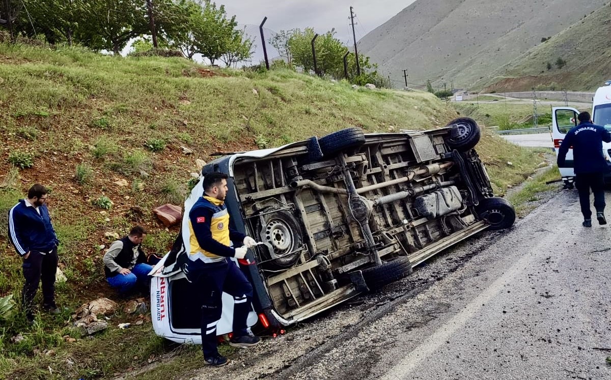 Yolcu minibüsü devrildi: 12 yaralı