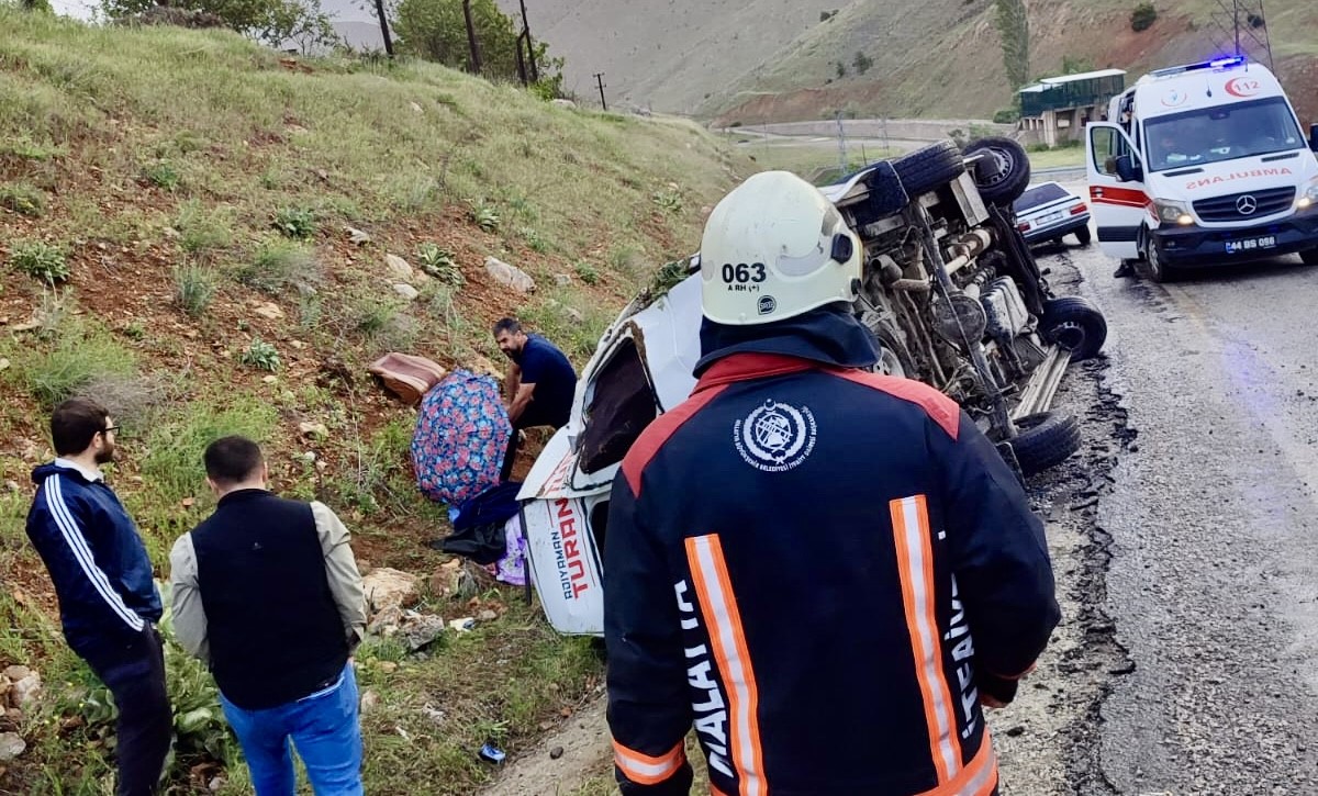 Yolcu minibüsü devrildi: 12 yaralı