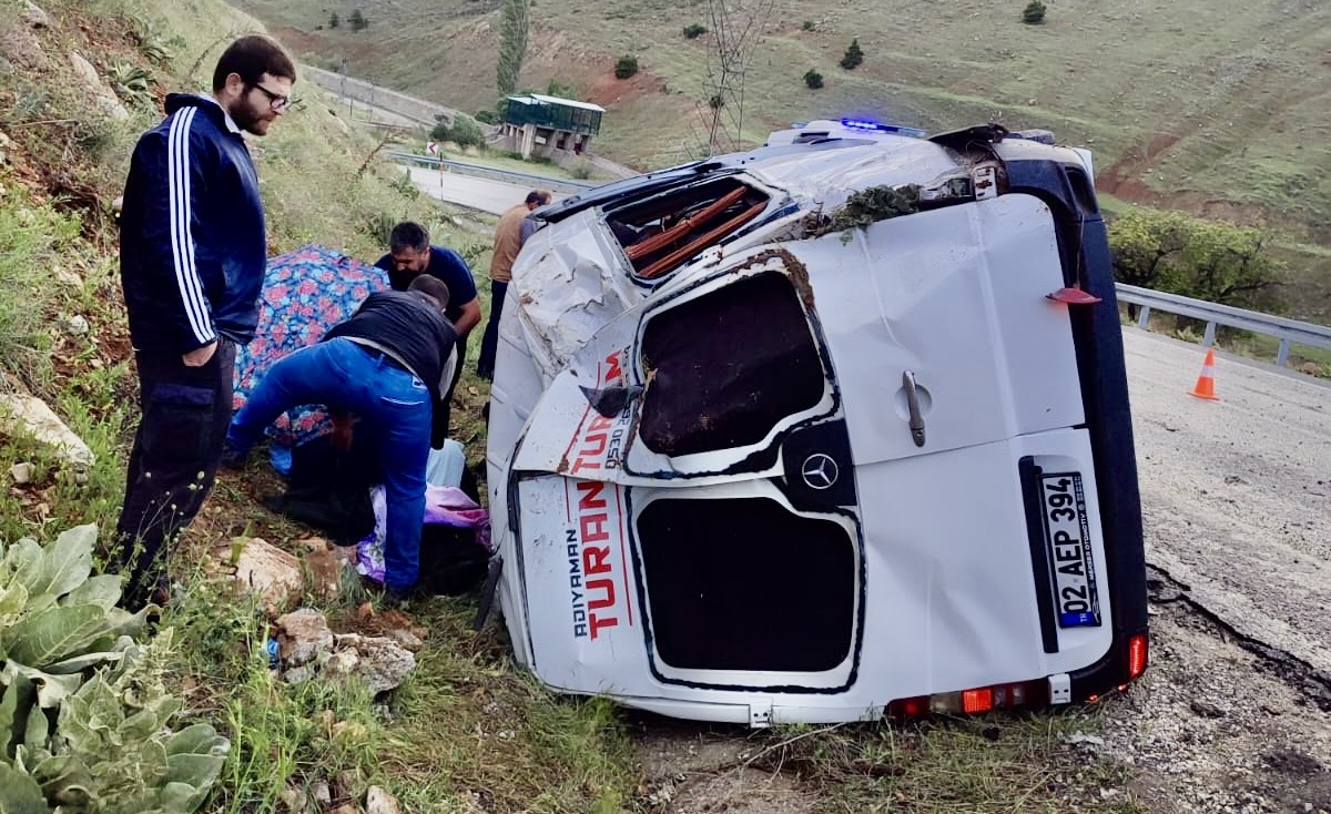 Yolcu minibüsü devrildi: 12 yaralı