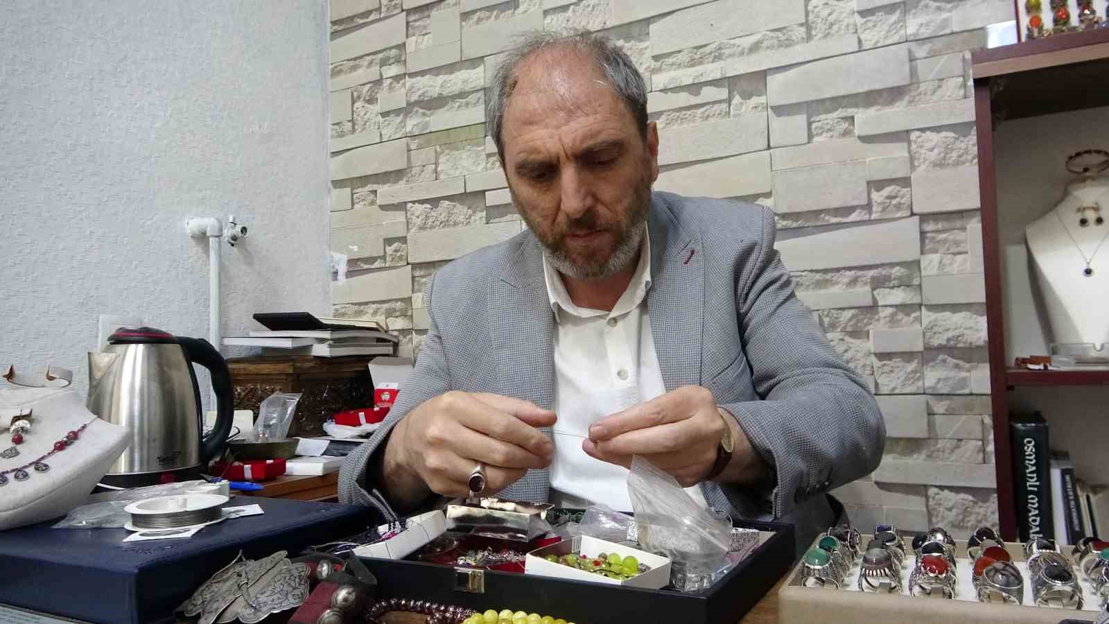 Baba mesleğini sürdürerek köylerden topladığı antika eşyaları satıyor