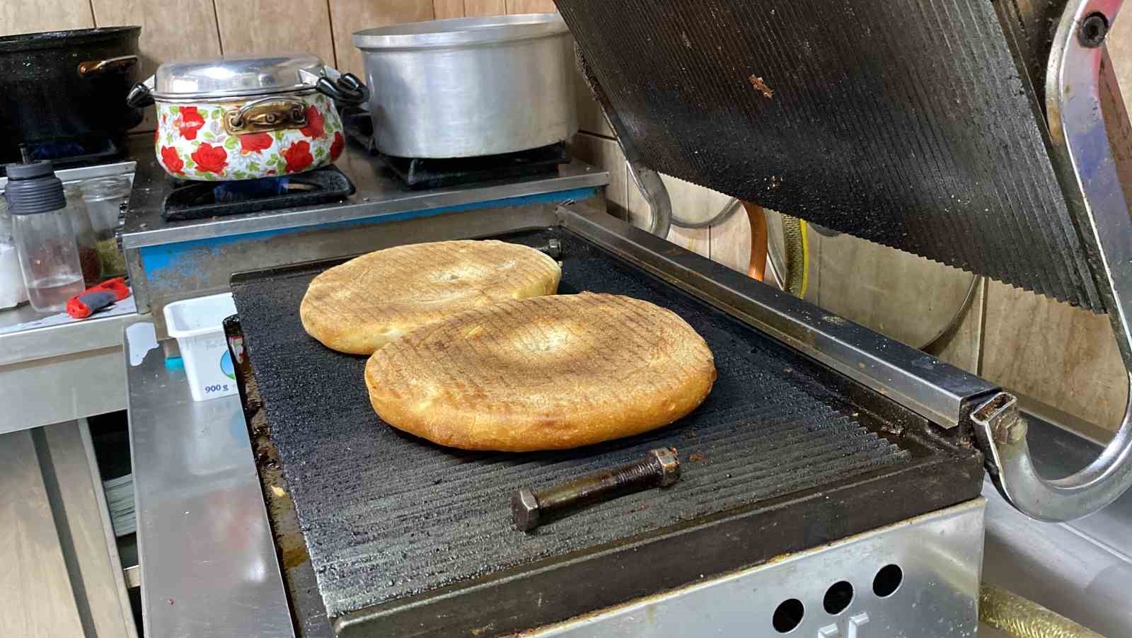 Yarım asırdır sabah ezanından önce dükkanını açıyor
