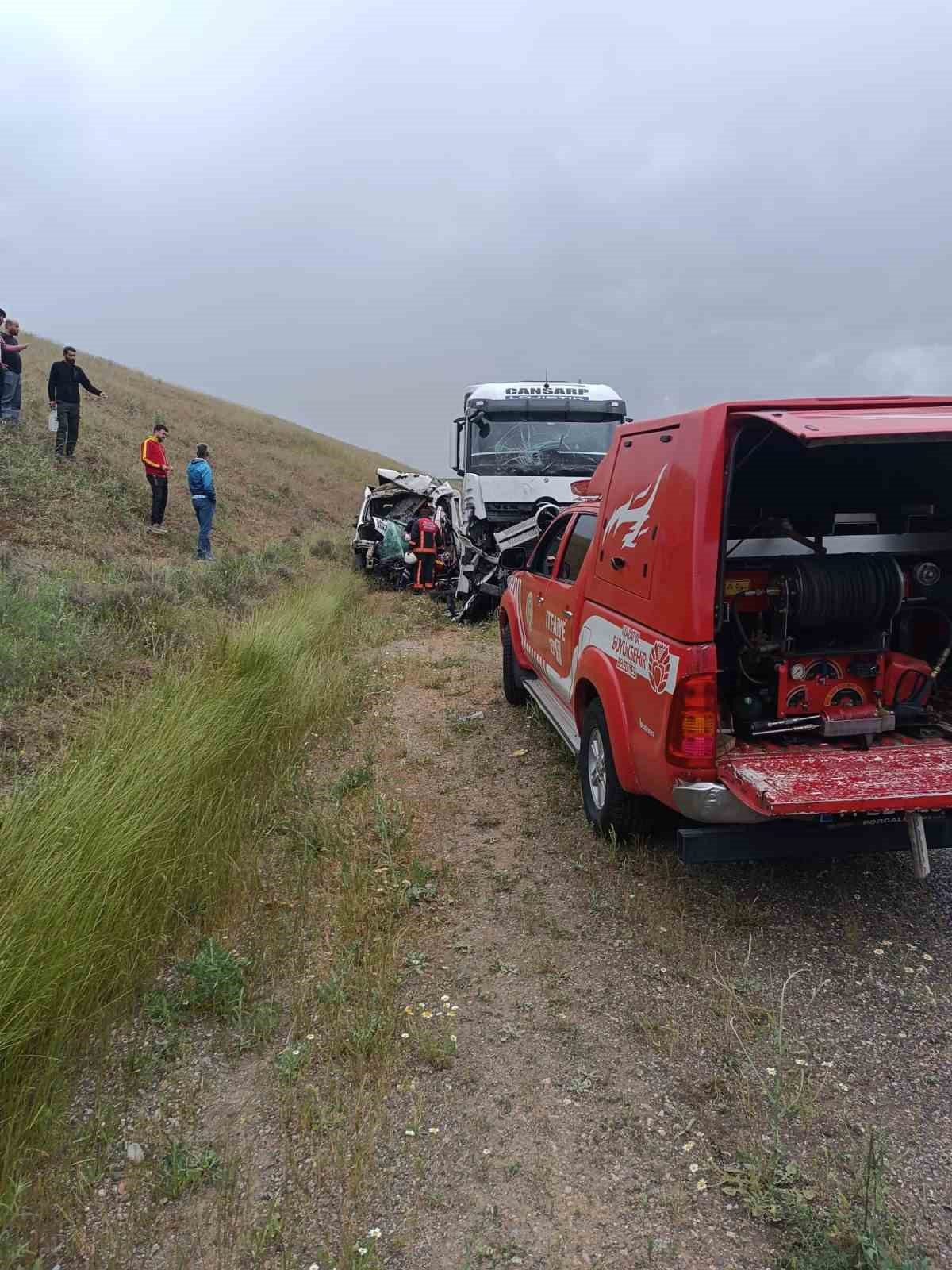 Malatya’da tır ile kamyonet kafa kafaya çarpıştı: 1 ölü
