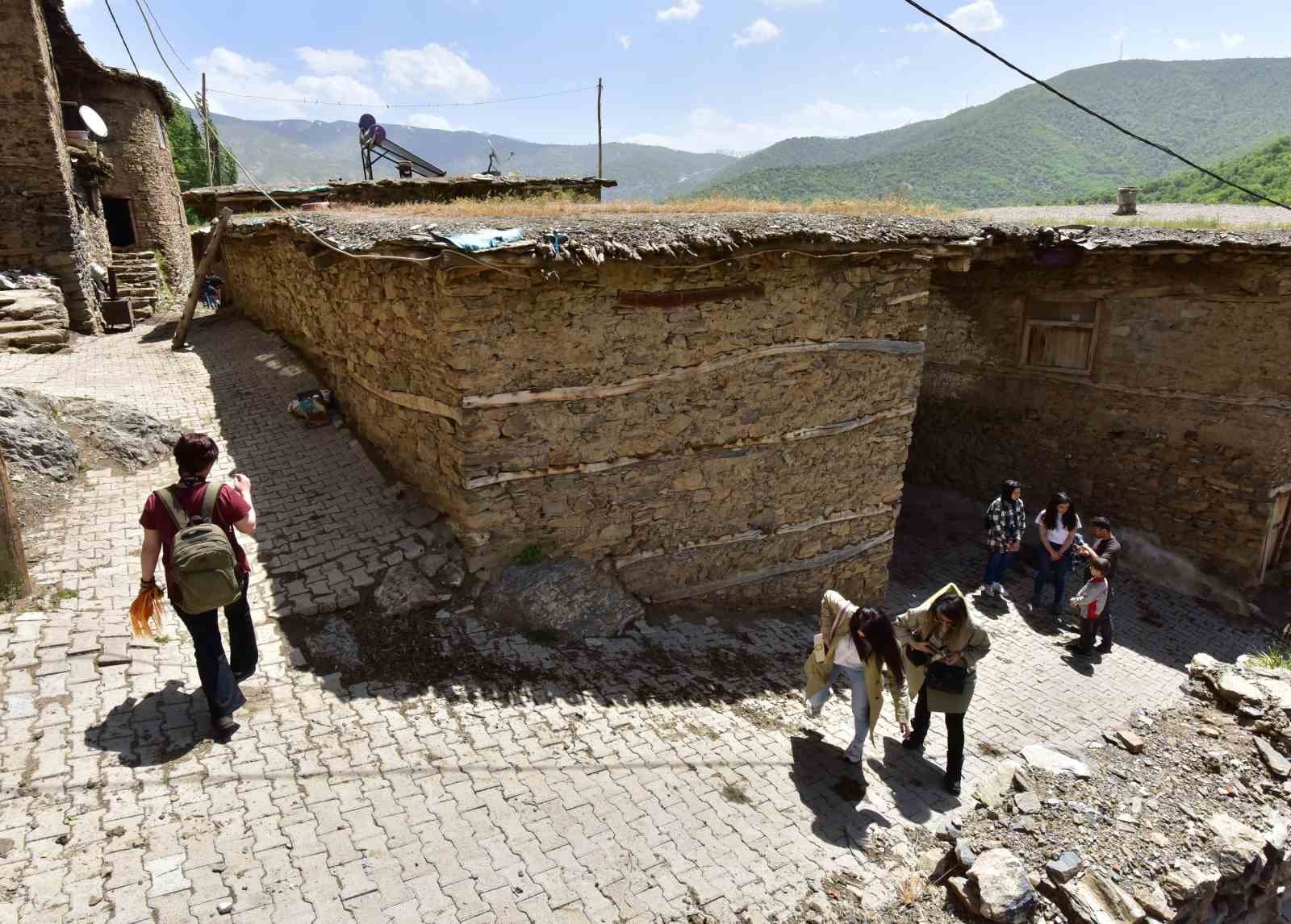 Hizan’ın taş evlerden oluşan köylerine gezgin ve fotoğrafçılardan yoğun ilgi