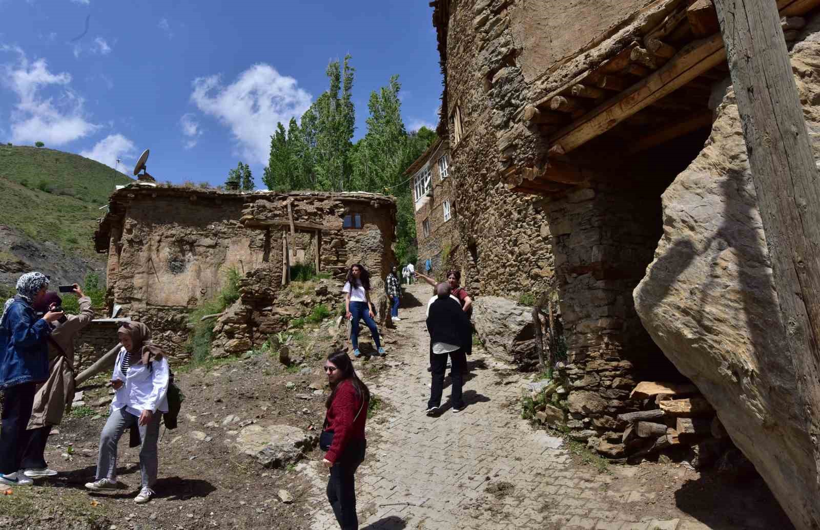 Hizan’ın taş evlerden oluşan köylerine gezgin ve fotoğrafçılardan yoğun ilgi