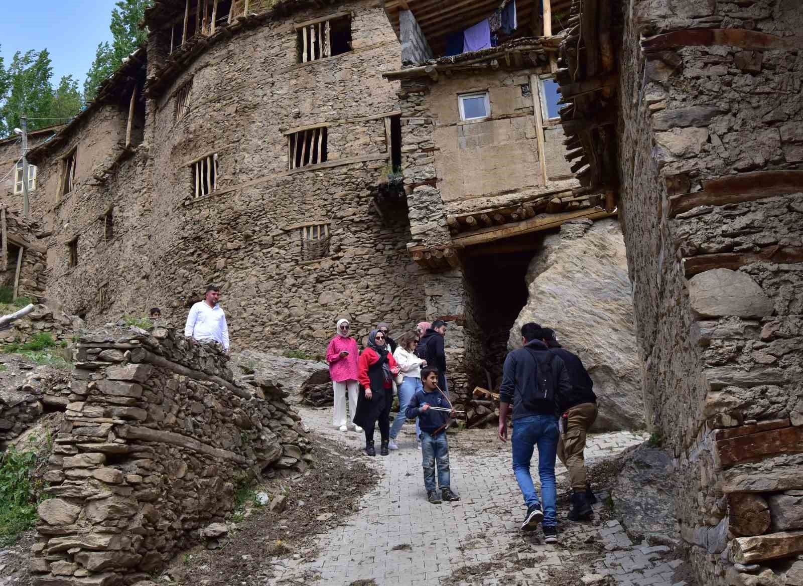 Hizan’ın taş evlerden oluşan köylerine gezgin ve fotoğrafçılardan yoğun ilgi
