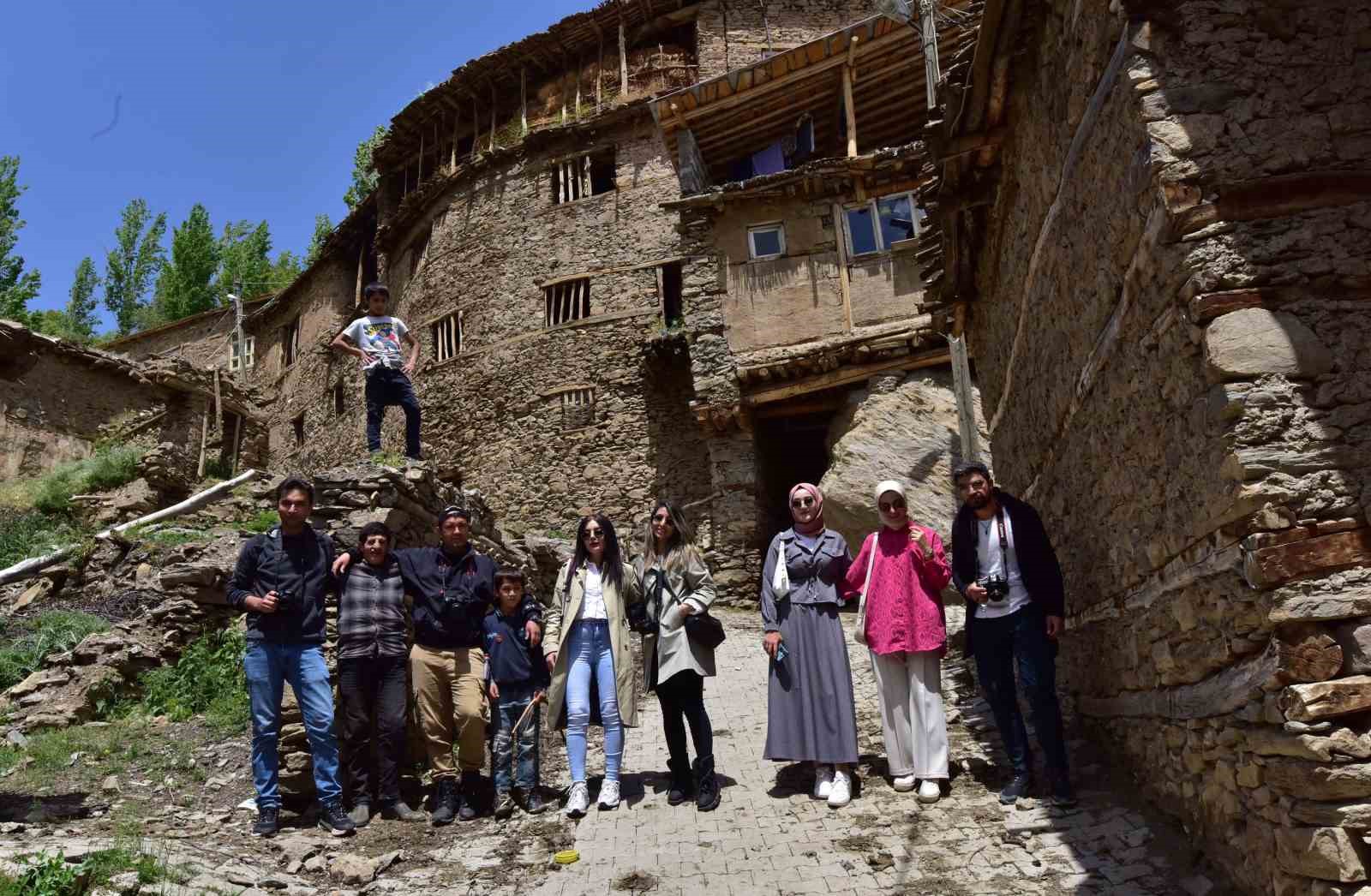 Hizan’ın taş evlerden oluşan köylerine gezgin ve fotoğrafçılardan yoğun ilgi