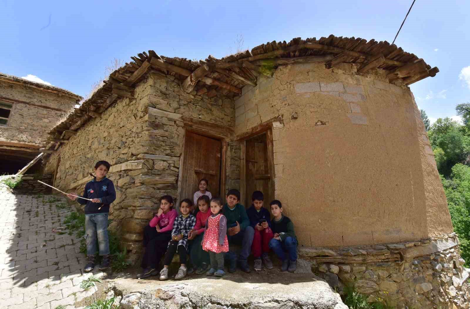 Hizan’ın taş evlerden oluşan köylerine gezgin ve fotoğrafçılardan yoğun ilgi