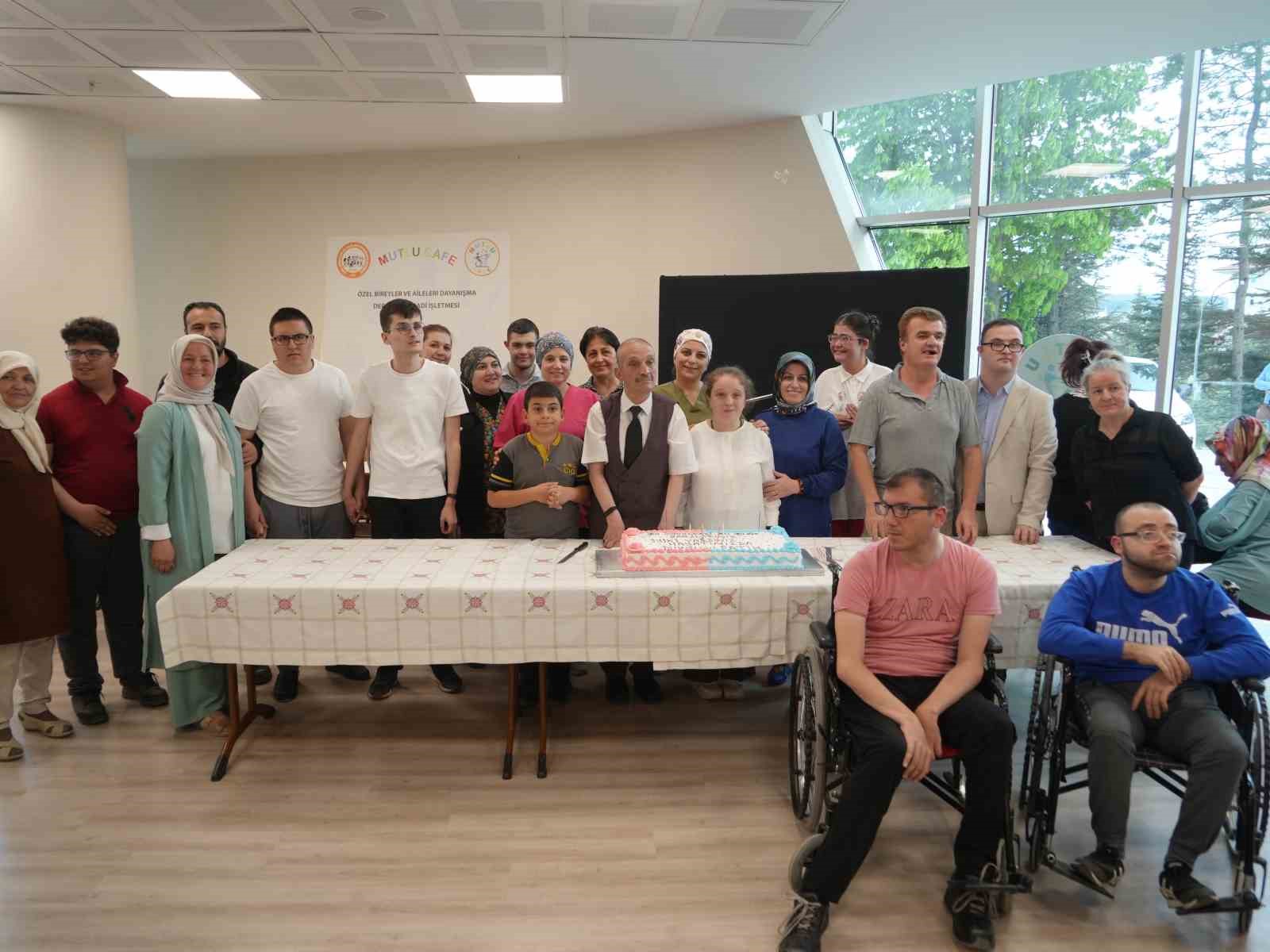 Kanseri yenen özel bireye doğum günü sürprizi: Hemşireler sevincine ortak oldu
