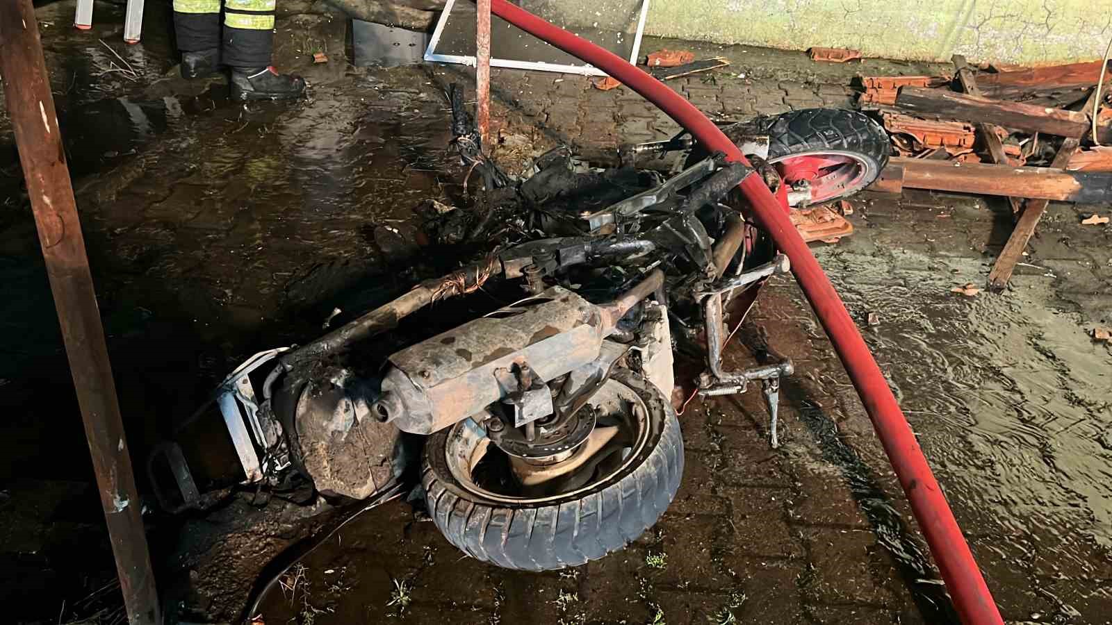 Alkollü şahıs, annesinin de içinde bulunduğu evi yaktı