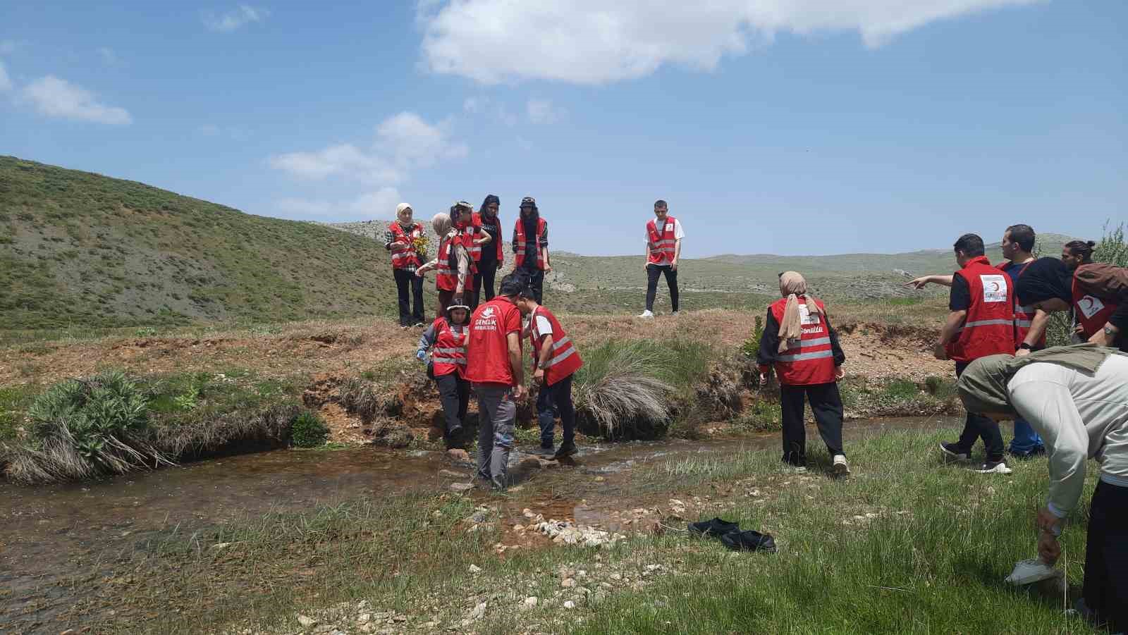 Gençlik Haftasında çiçeklerin içinde doğa yürüyüşü