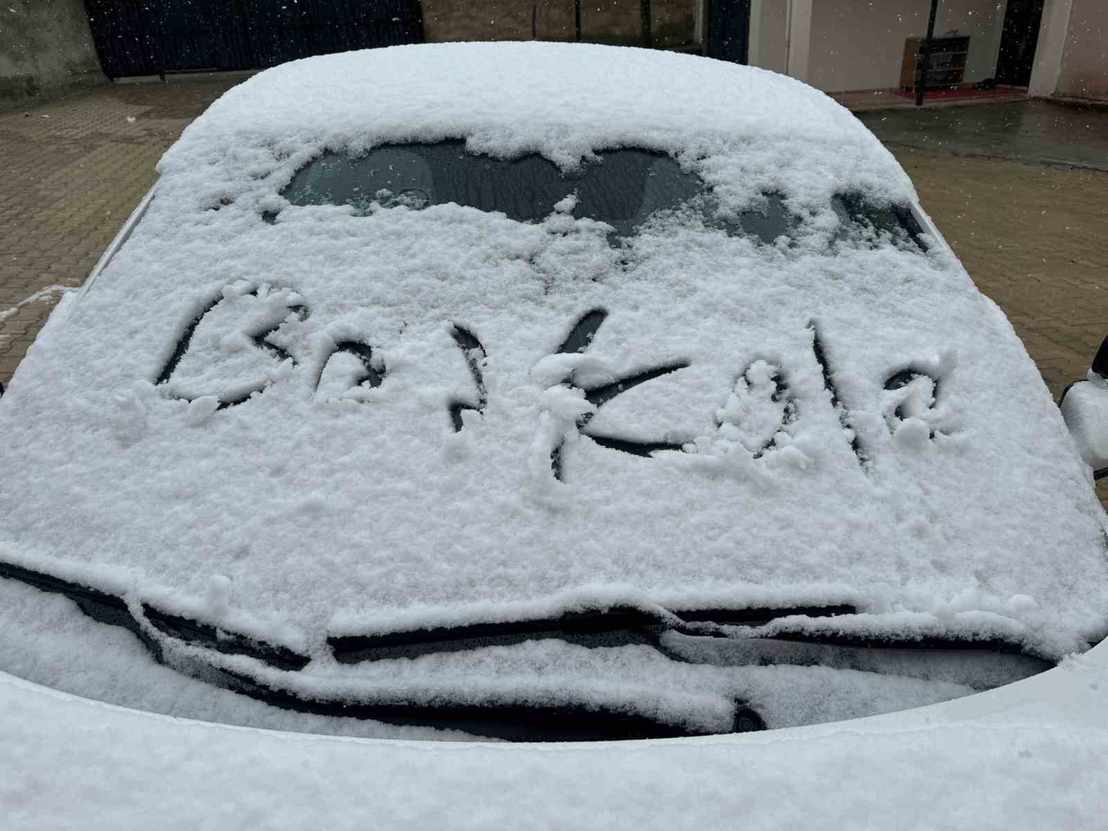 Mayıs ayında kar esareti: Her yer beyaza büründü