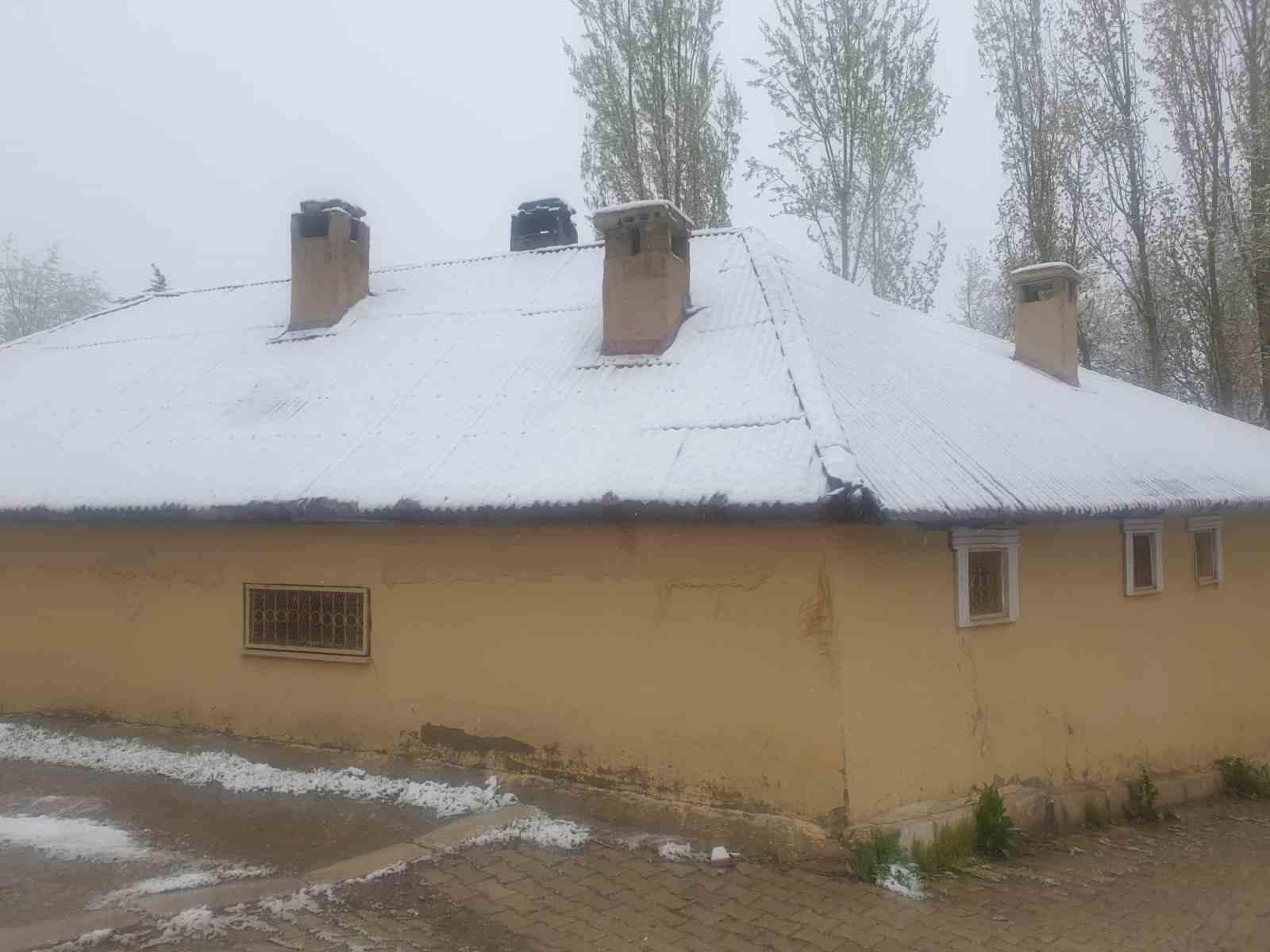Mayıs ayında kar esareti: Her yer beyaza büründü