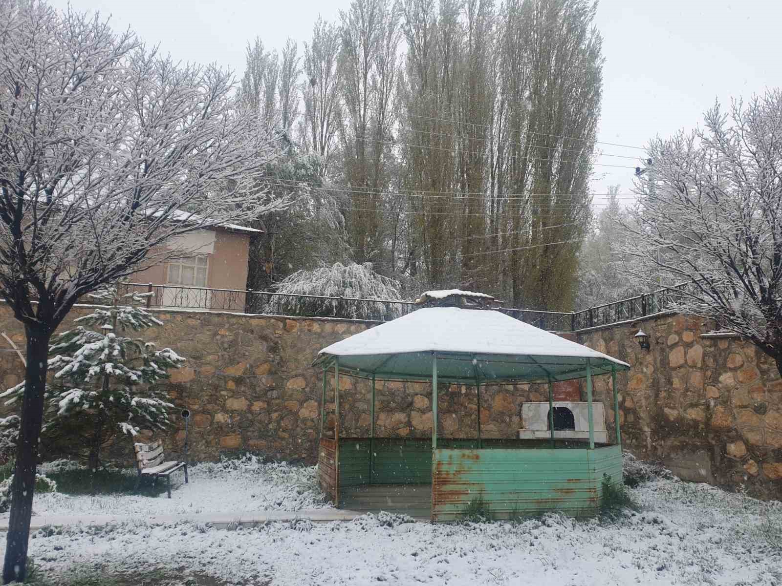 Mayıs ayında kar esareti: Her yer beyaza büründü