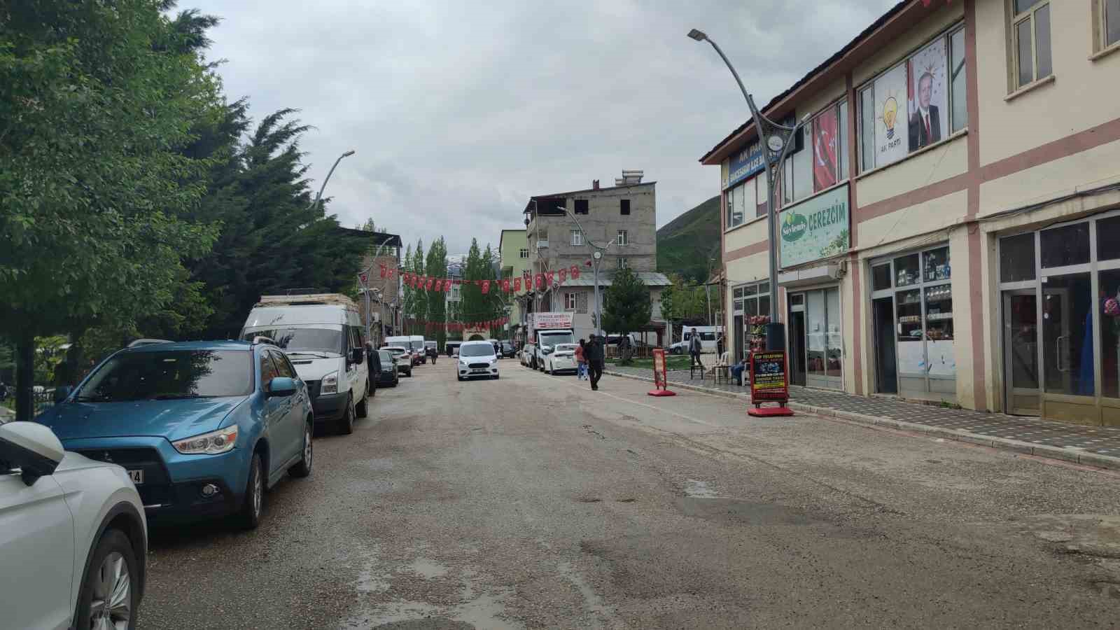 Van-Bahçesaray karayolu 132 gün sonra ulaşıma açıldı