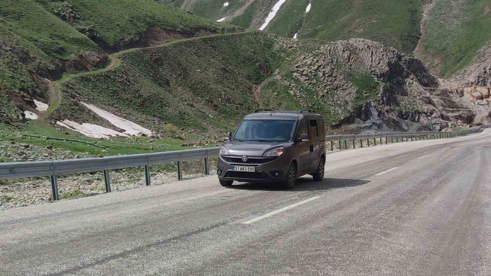 Van-Bahçesaray karayolu 132 gün sonra ulaşıma açıldı